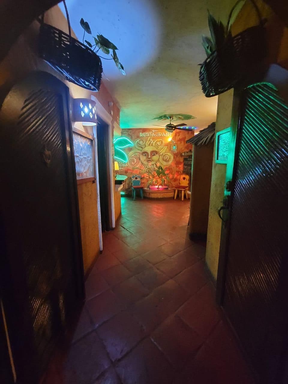 Hotel im mexikanischen Stil mit 21 Zimmern und Innenhofpool in Sosúa — Flur