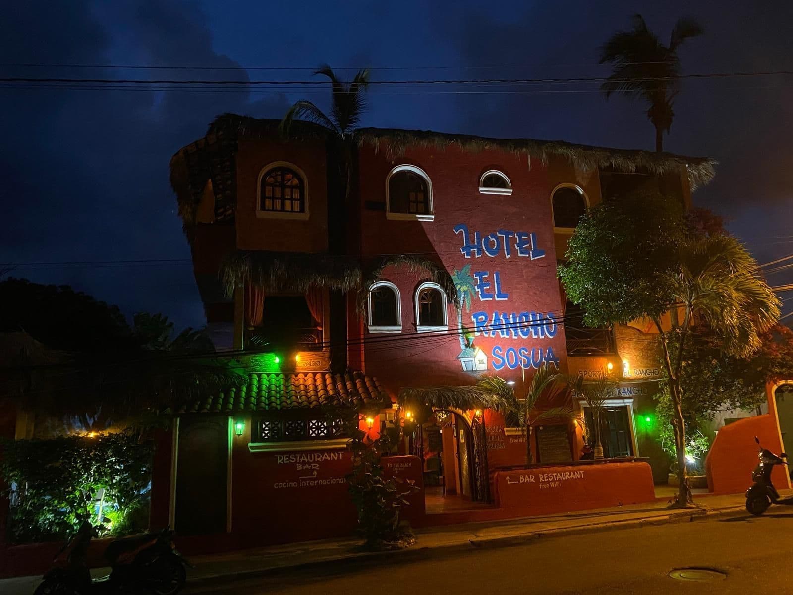 Hotel im mexikanischen Stil mit 21 Zimmern und Innenhofpool in Sosúa — Außenansicht