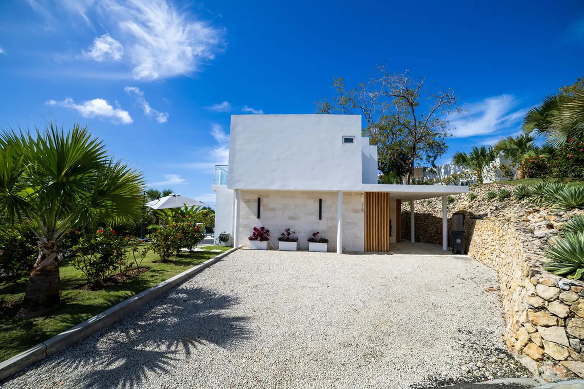 Villa mit 2 Schlafzimmern, Pool und Erweiterungsfläche in Agua Dulce, Sosúa — Einfahrt & Stellplatz