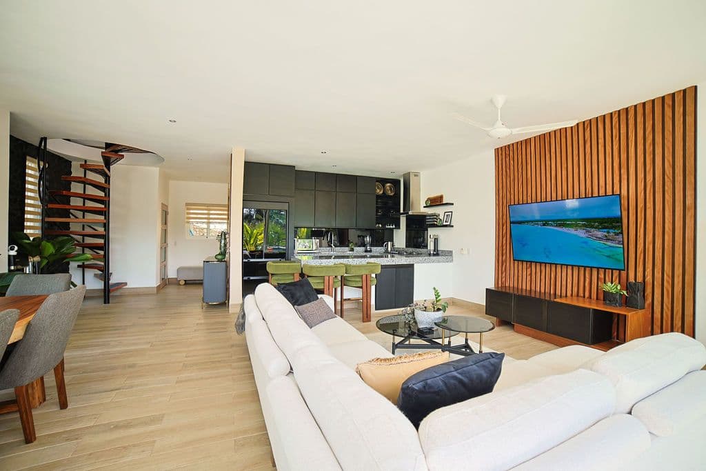 Villa mit 2 Schlafzimmern, Pool und Erweiterungsfläche in Agua Dulce, Sosúa — Offener Wohn-/Essbereich