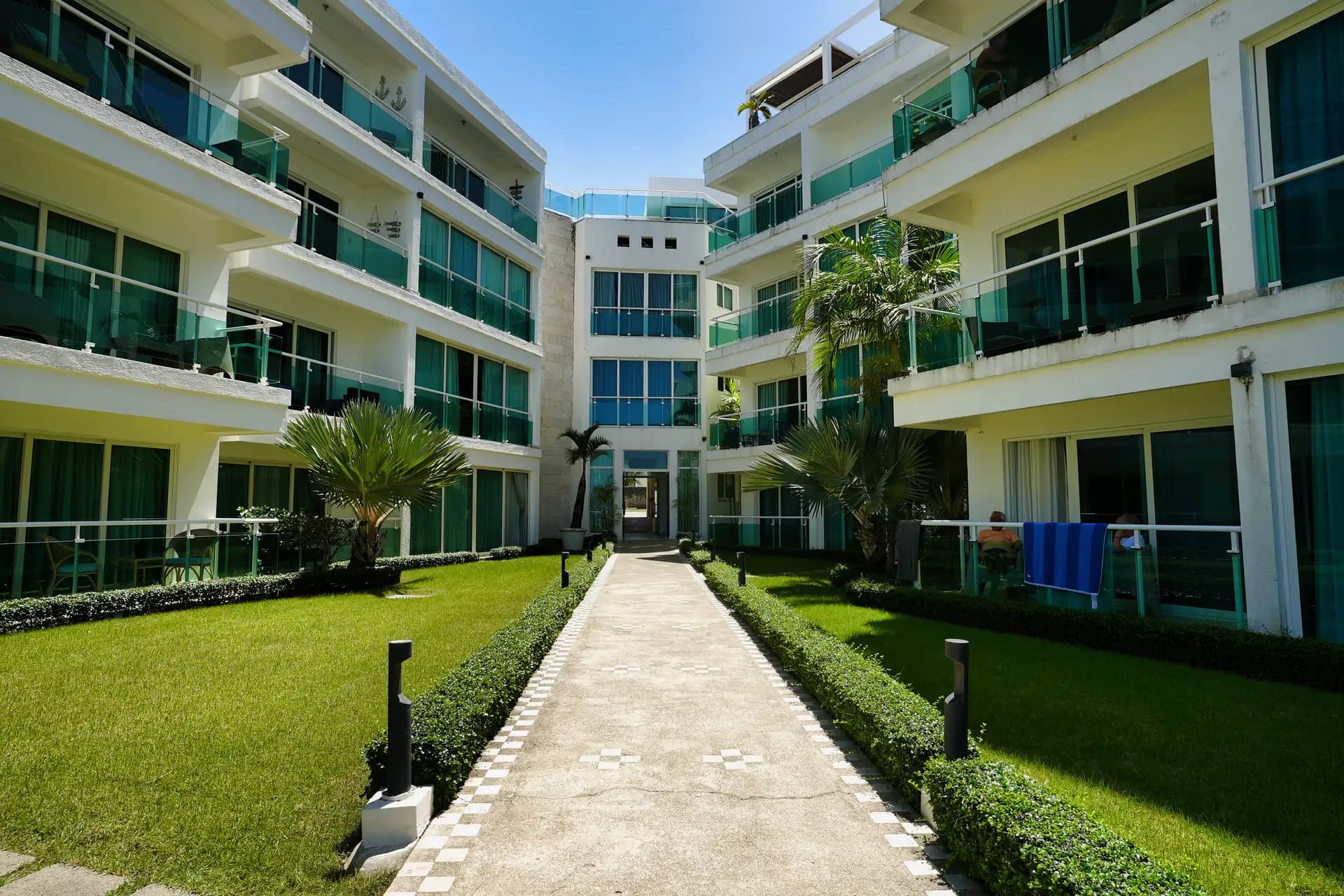 Zweigeschossiges Penthouse mit 2 Schlafzimmern und Meerblick in Playa Laguna, Sosúa — Gebäude