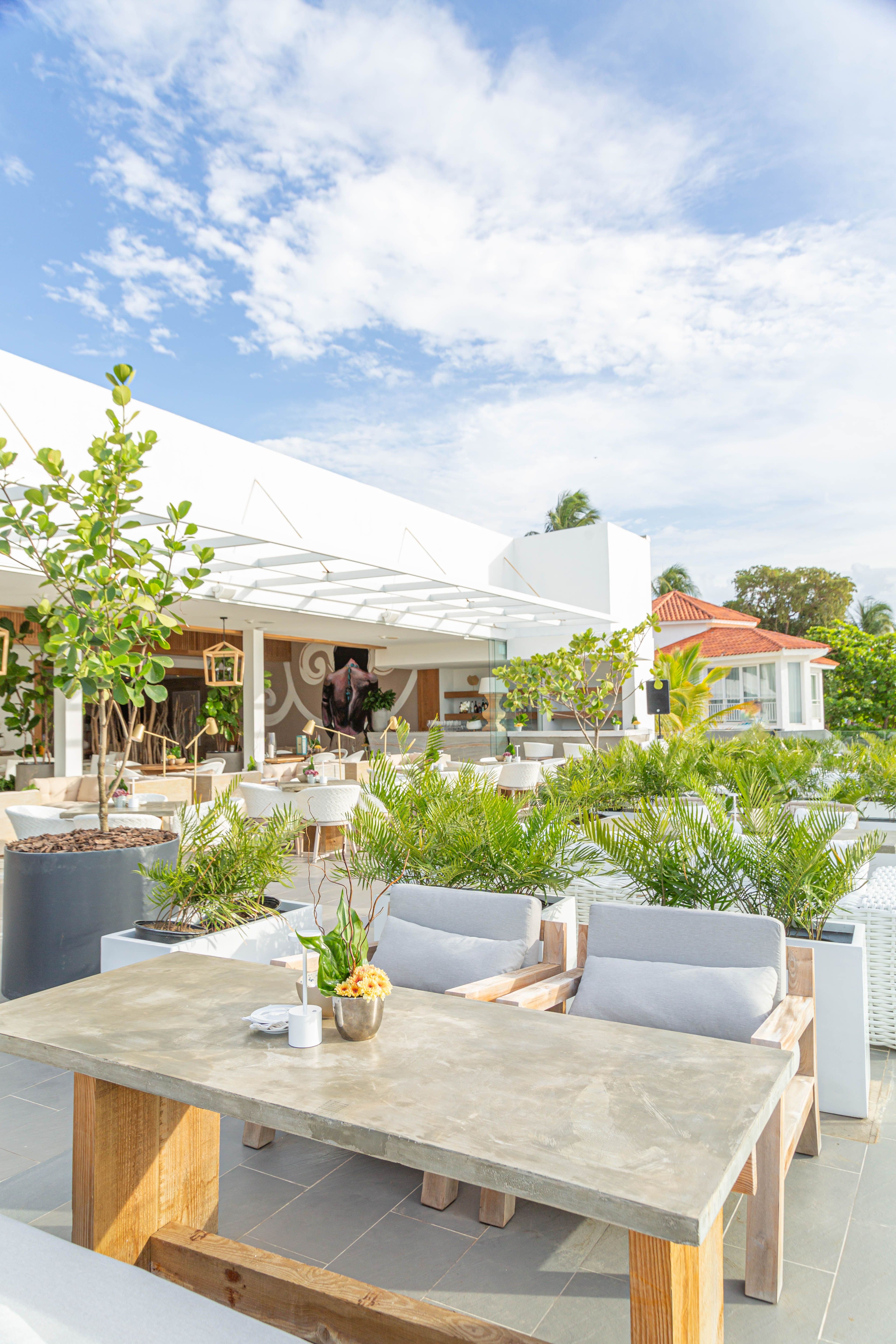 3-Bedroom Oceanfront Apartment with Private Terrace in Sosúa — Restaurant & bar