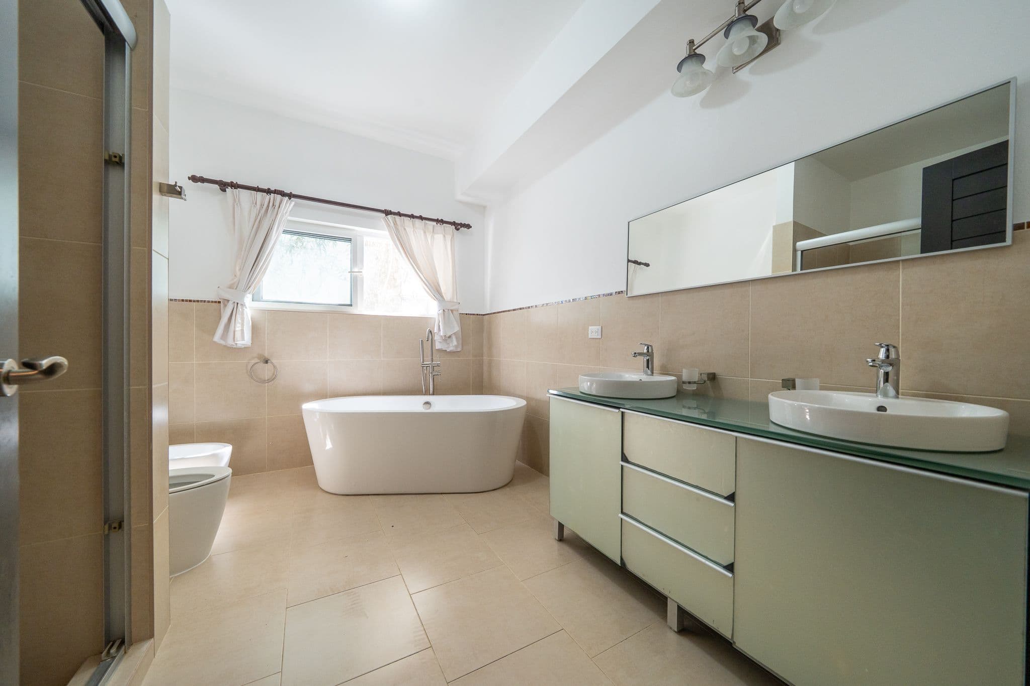 3-Bedroom Oceanfront Condo with Private Garden in Sosúa — Bathroom