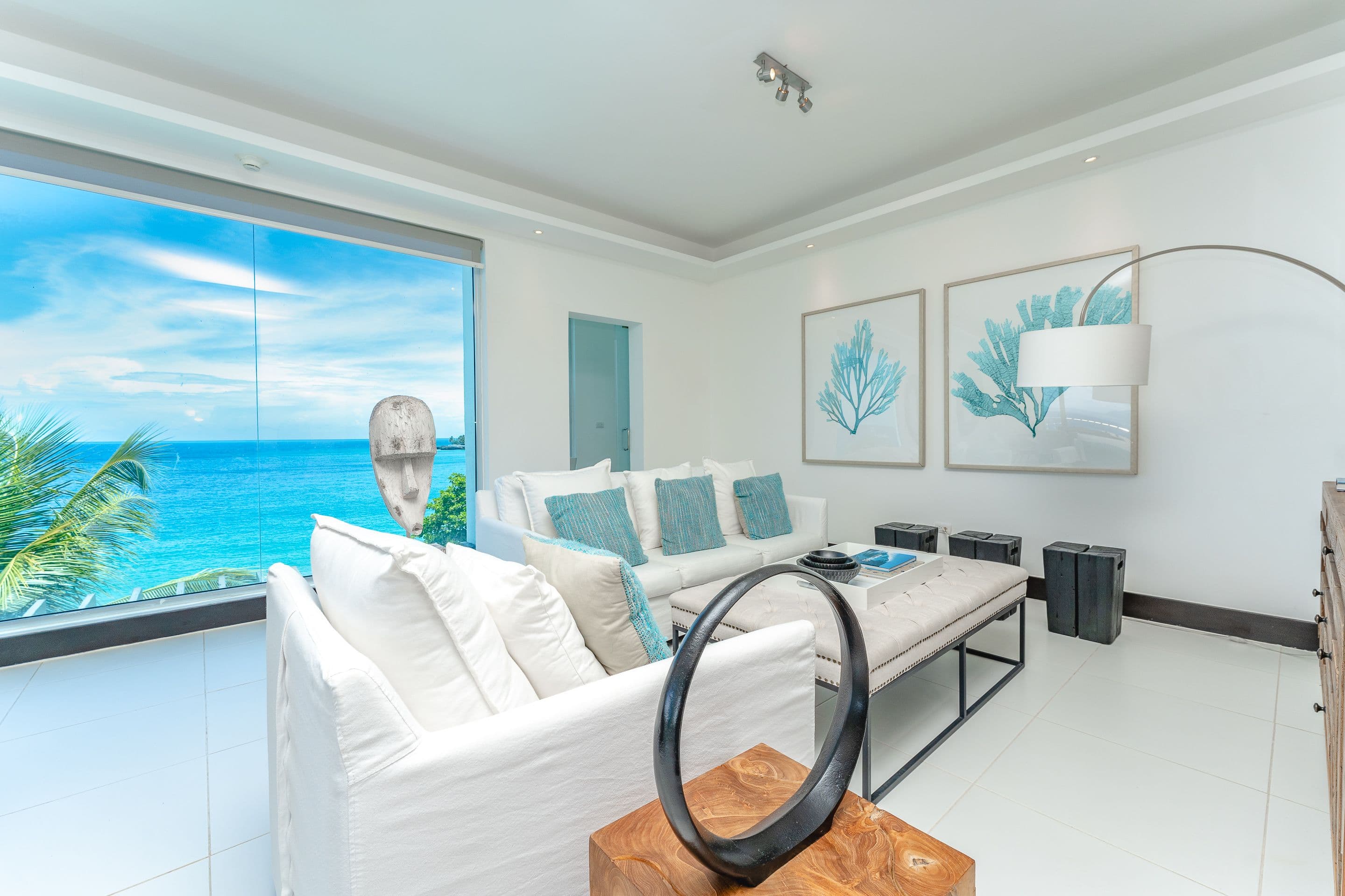 Penthouse am Meer mit 4 Schlafzimmern und Tauchbecken auf dem Dach in Sosúa — Wohnzimmer