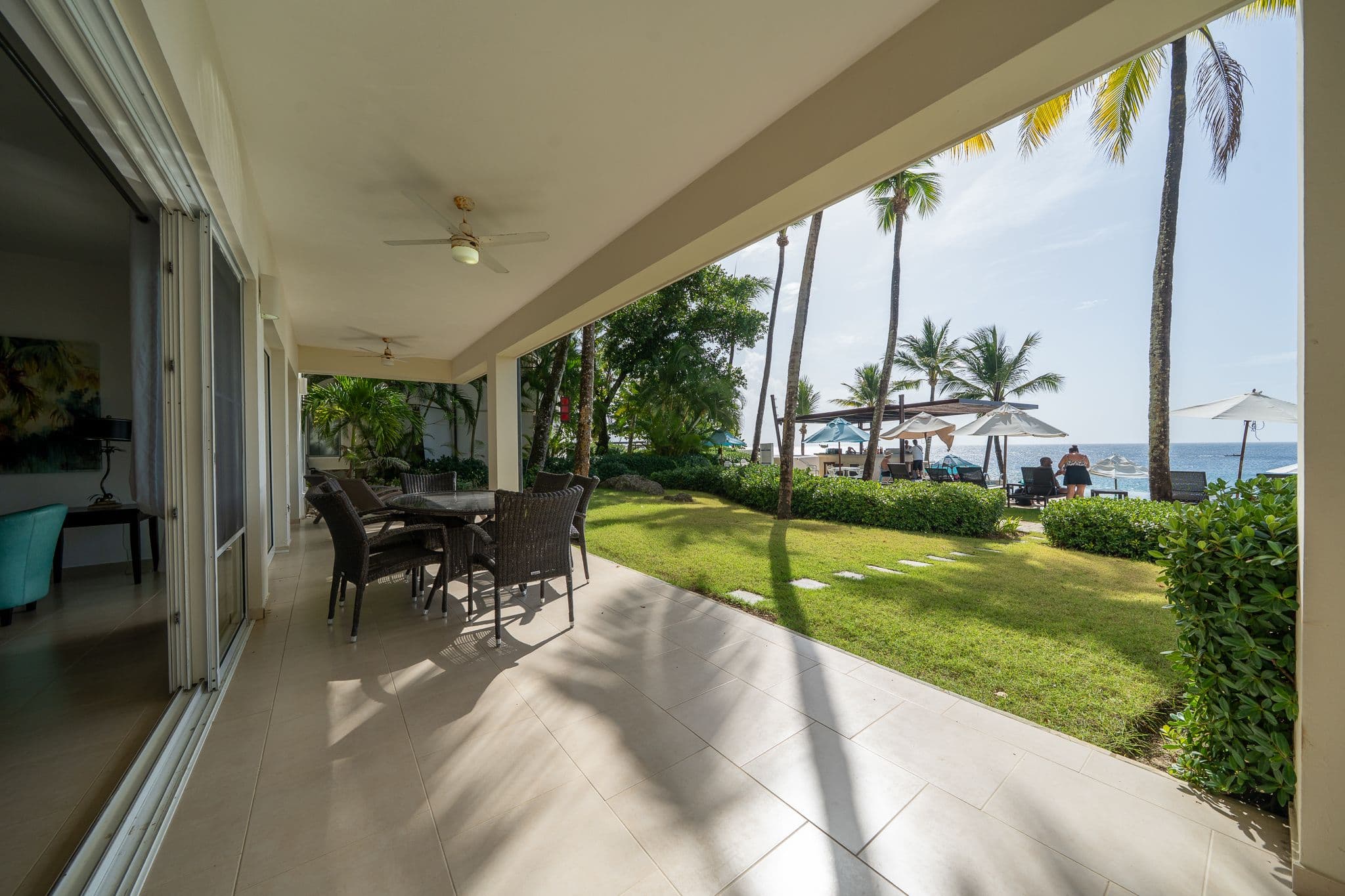 3-Bedroom Oceanfront Condo with Private Garden in Sosúa — Terrace