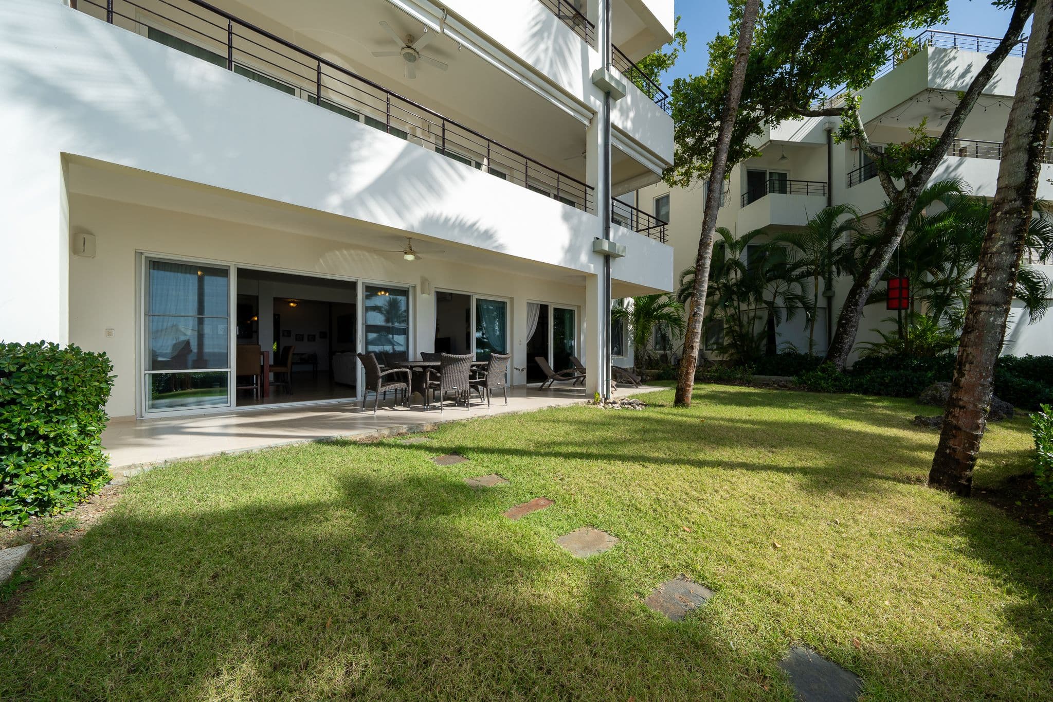3-Bedroom Oceanfront Condo with Private Garden in Sosúa — Exterior