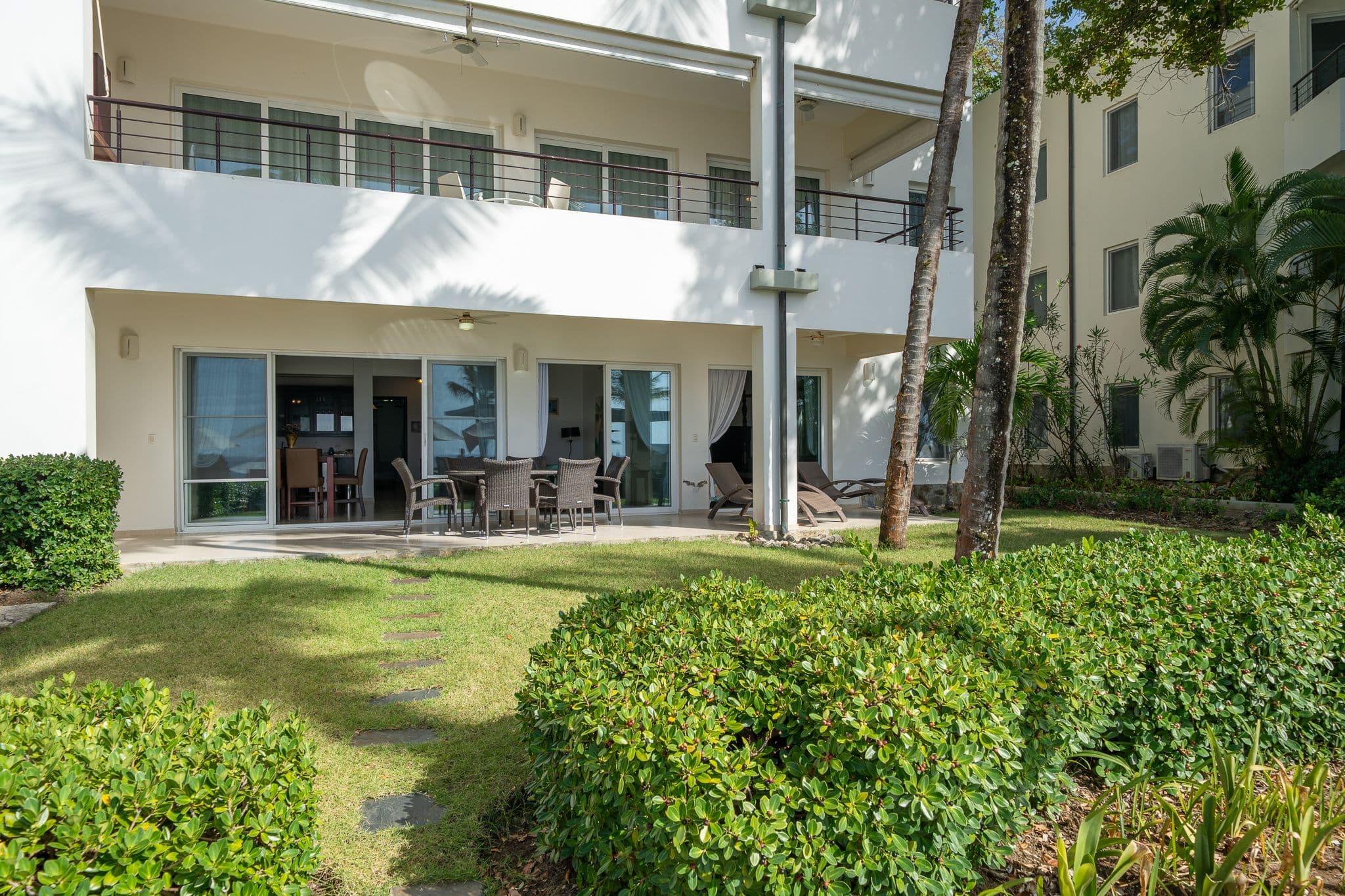 3-Bedroom Oceanfront Condo with Private Garden in Sosúa — Exterior