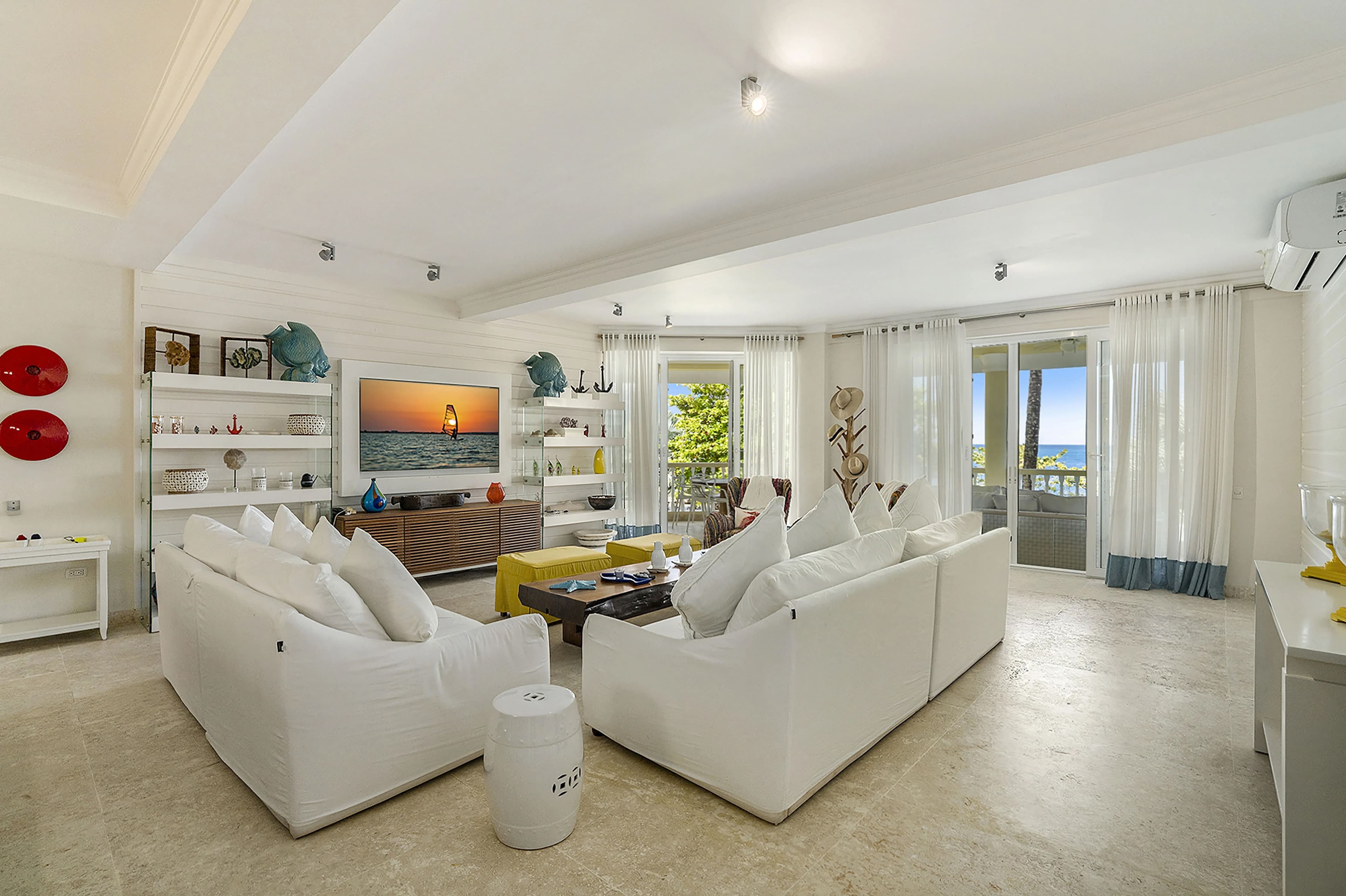 3-Bedroom Ocean View Apartment with Beach Access in Sosúa — Living room