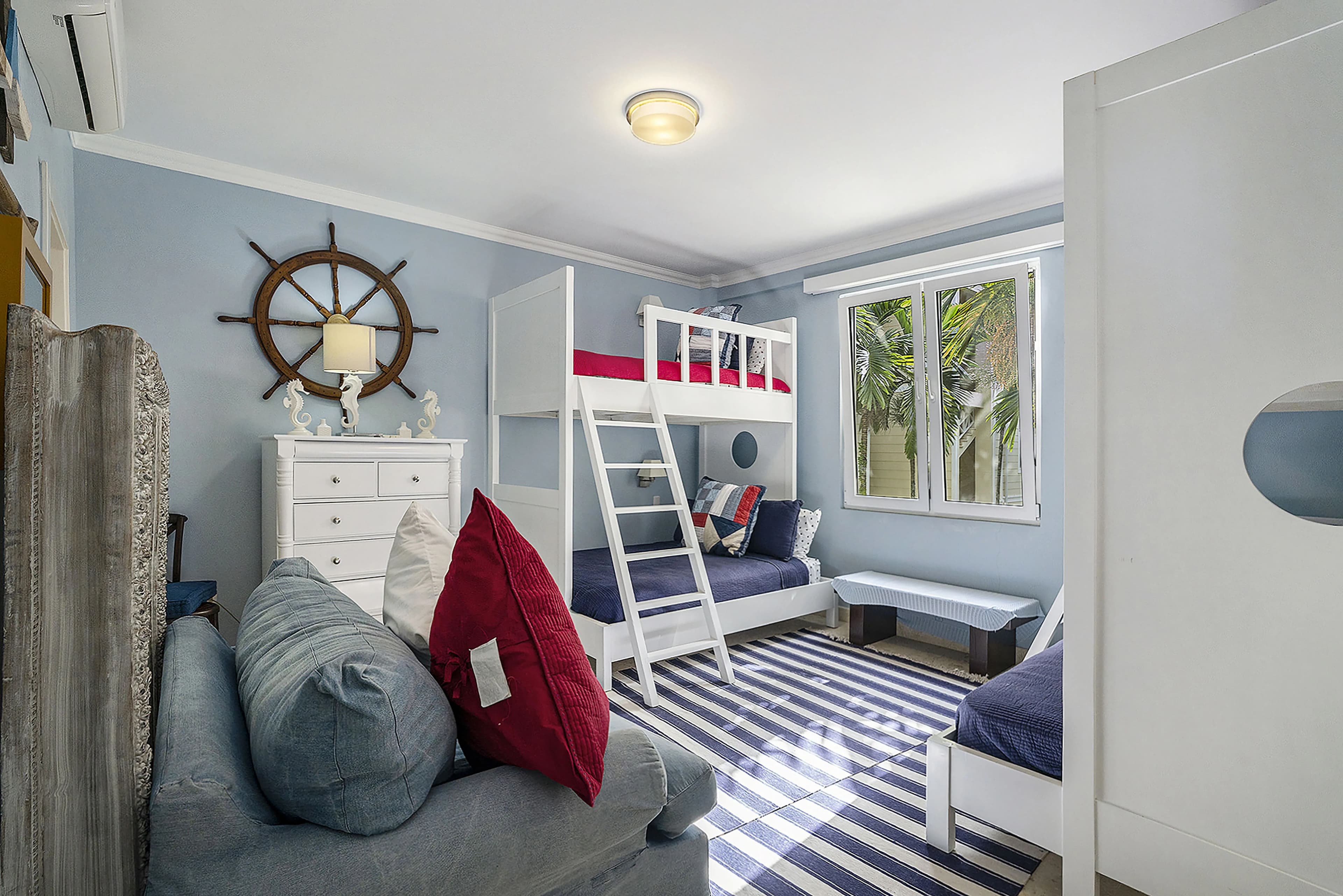 3-Bedroom Ocean View Apartment with Beach Access in Sosúa — Children's room