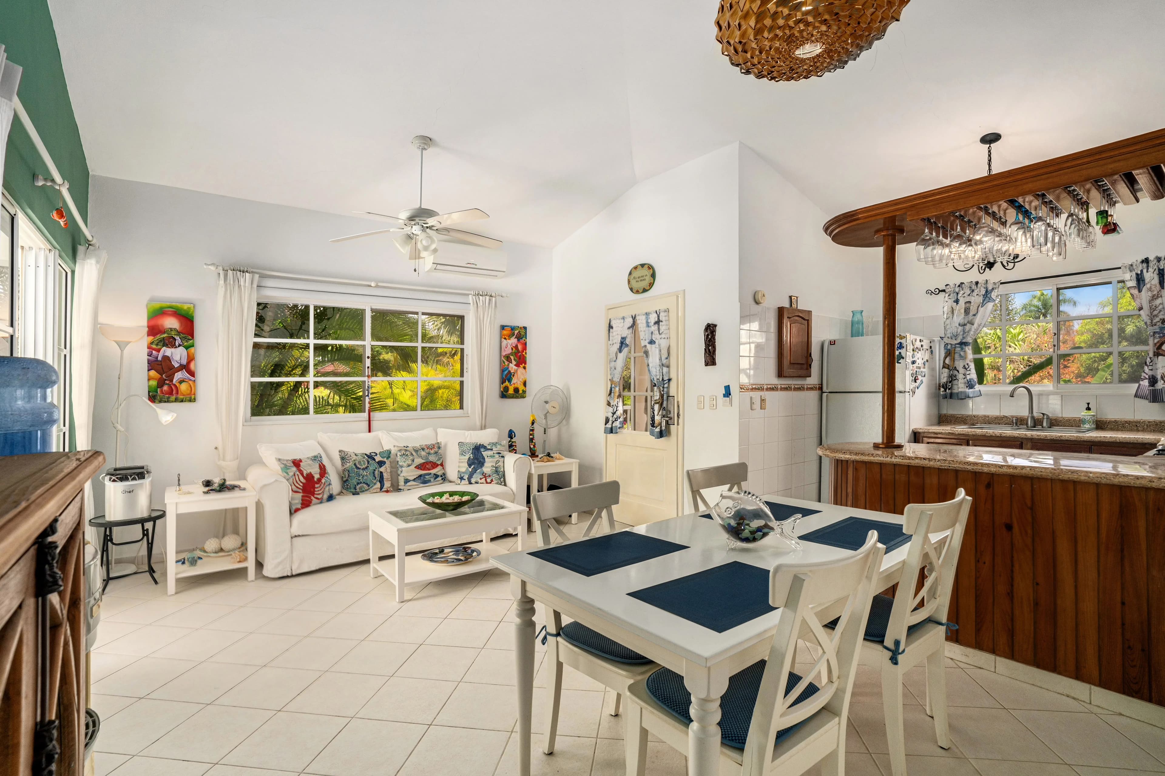 فيلا من طابق واحد وغرفتي نوم مع مسبح خاص في Sosúa — Open living & dining area