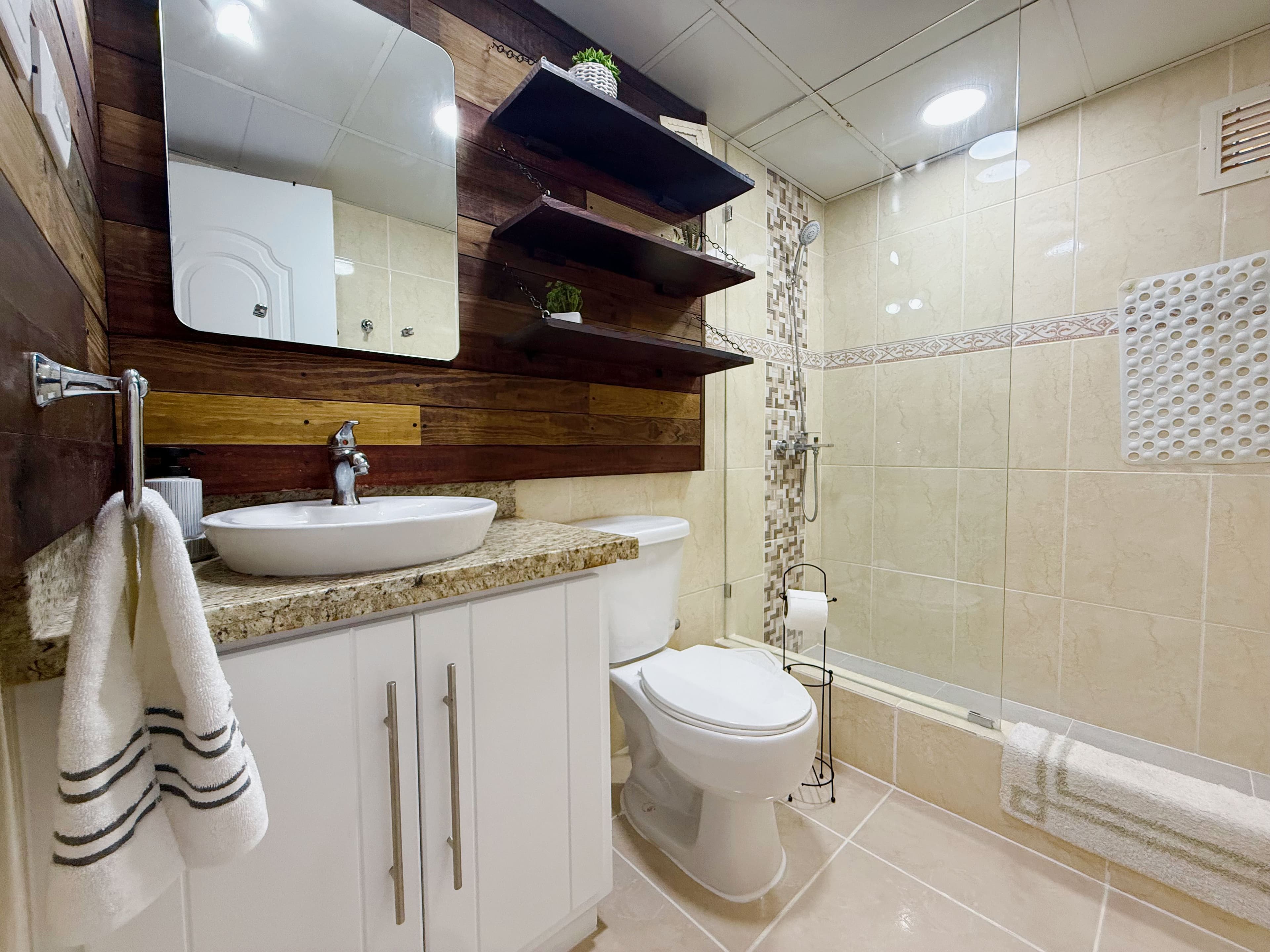 Appartement meublé 1 chambre avec grand balcon au centre de Sosúa — Bathroom