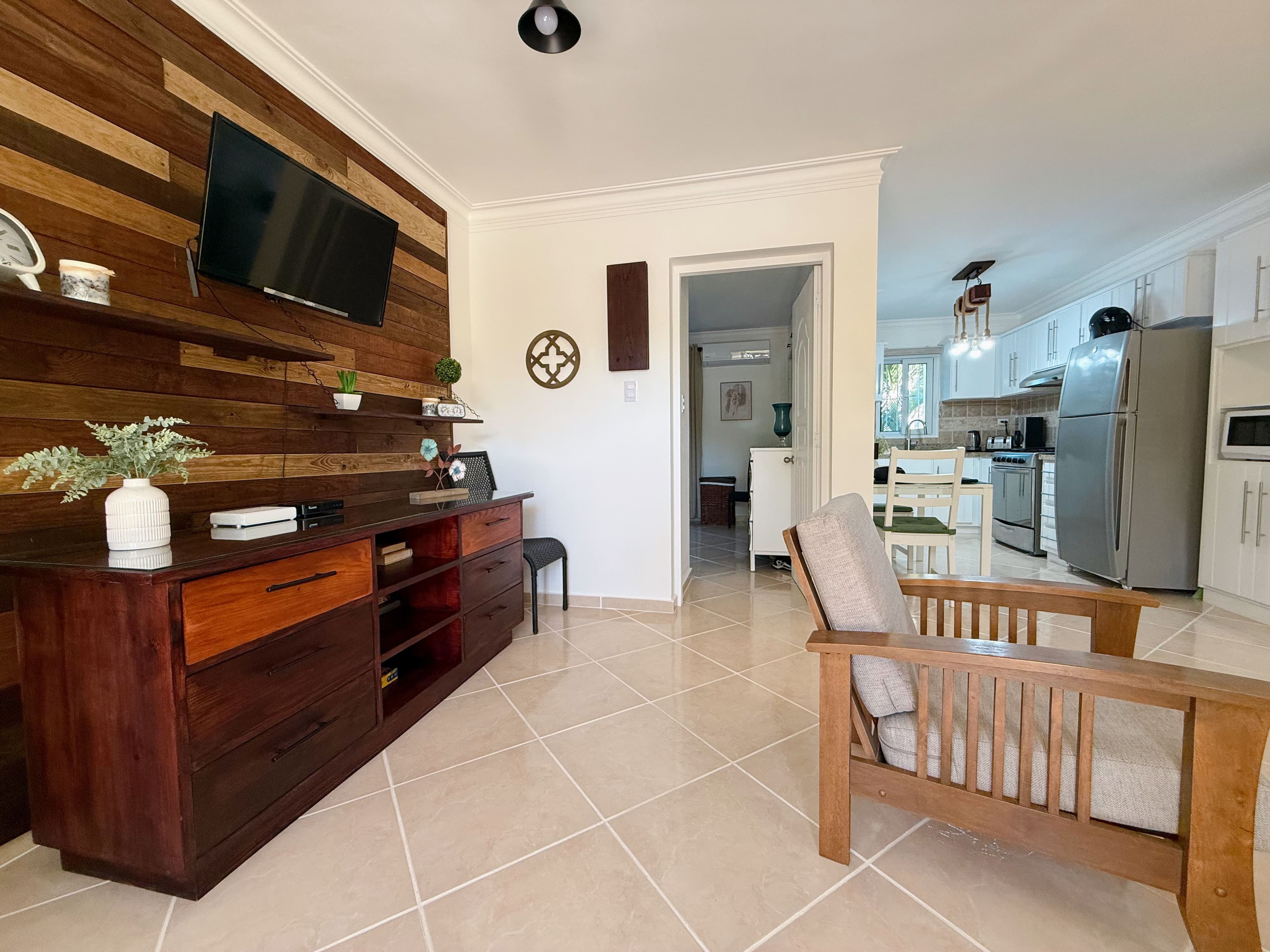 Appartement meublé 1 chambre avec grand balcon au centre de Sosúa — Open living & dining area