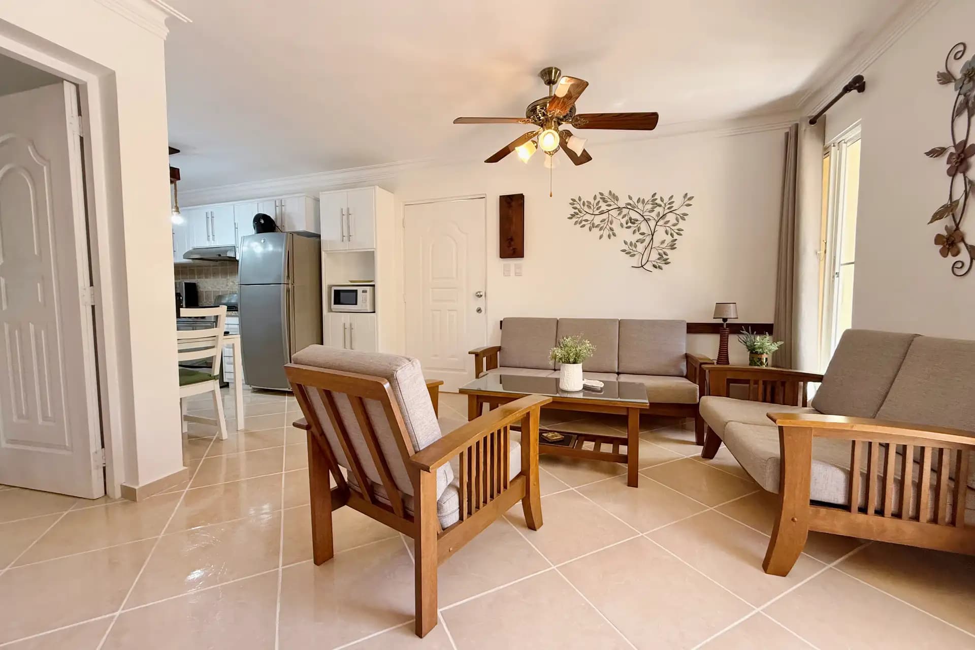 Appartement meublé 1 chambre avec grand balcon au centre de Sosúa — Open living & dining area