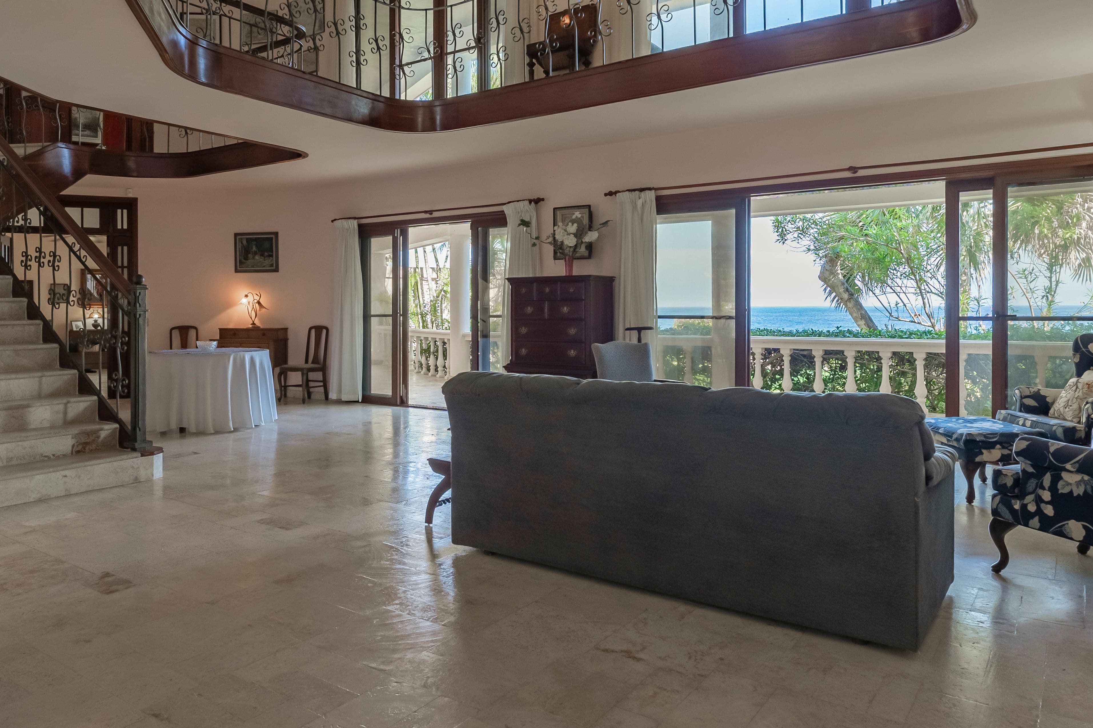 Anwesen am Meer mit 8 Schlafzimmern und zwei Pools in Playa Chiquita, Sosúa — Wohnzimmer