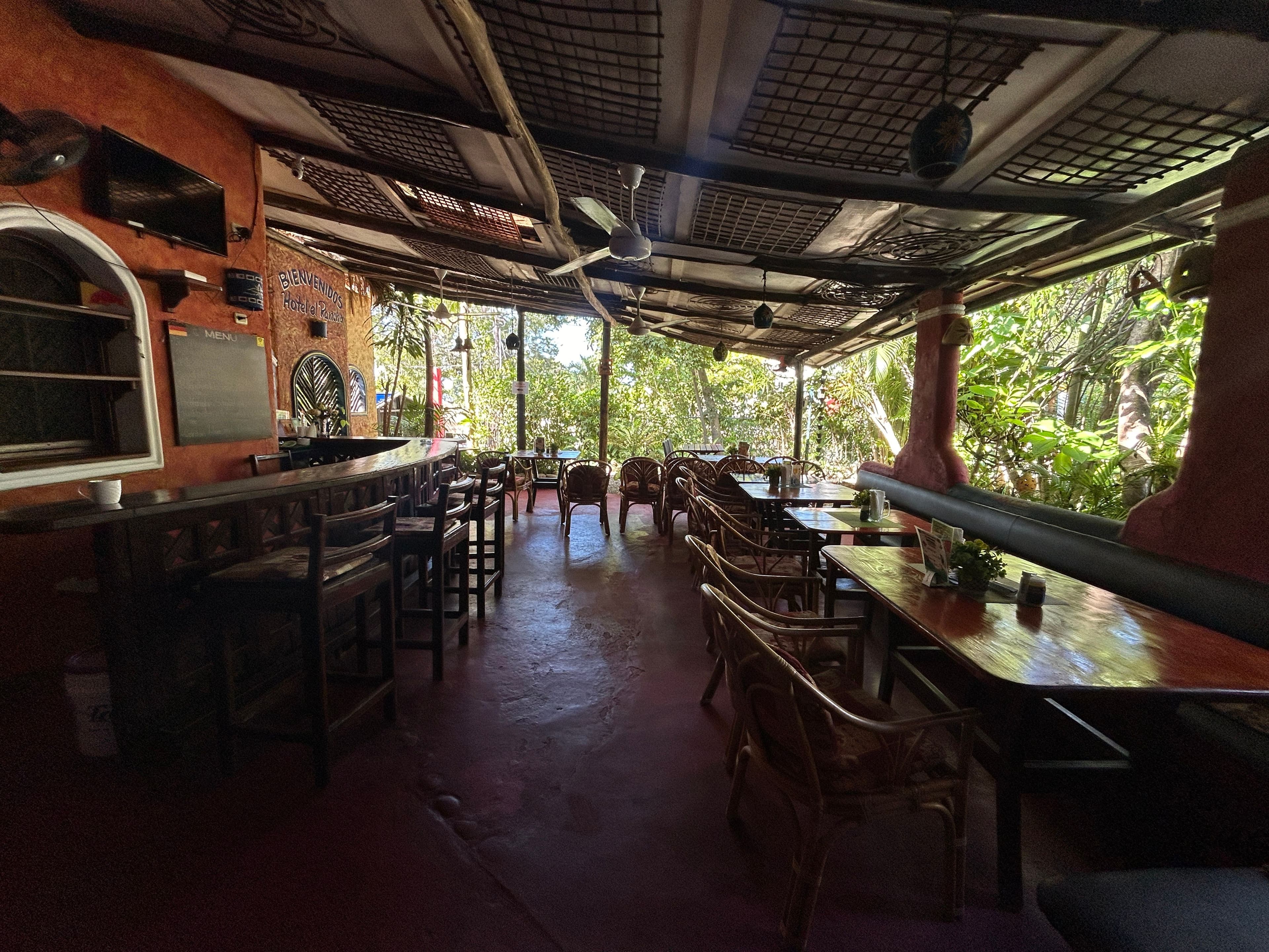 Hotel im mexikanischen Stil mit 21 Zimmern und Innenhofpool in Sosúa — Restaurant & Bar