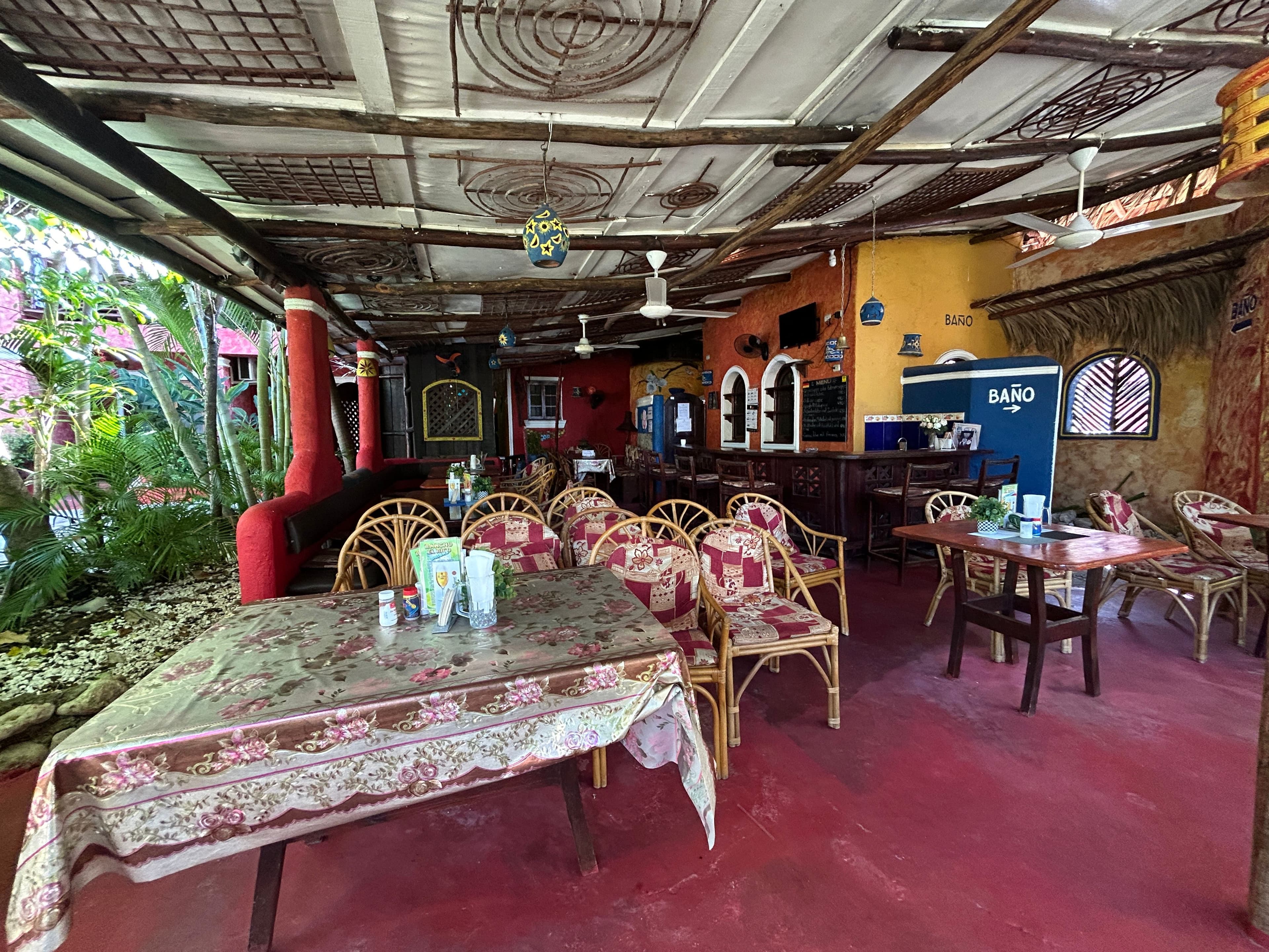 Hotel im mexikanischen Stil mit 21 Zimmern und Innenhofpool in Sosúa — Restaurant & Bar