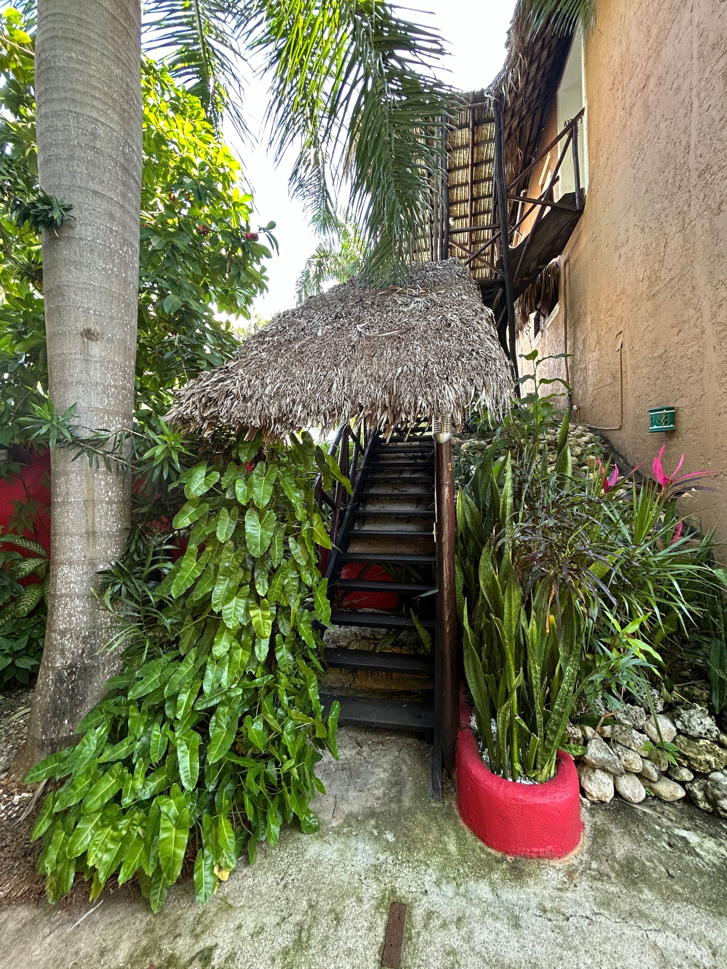 Hotel im mexikanischen Stil mit 21 Zimmern und Innenhofpool in Sosúa — Treppenhaus