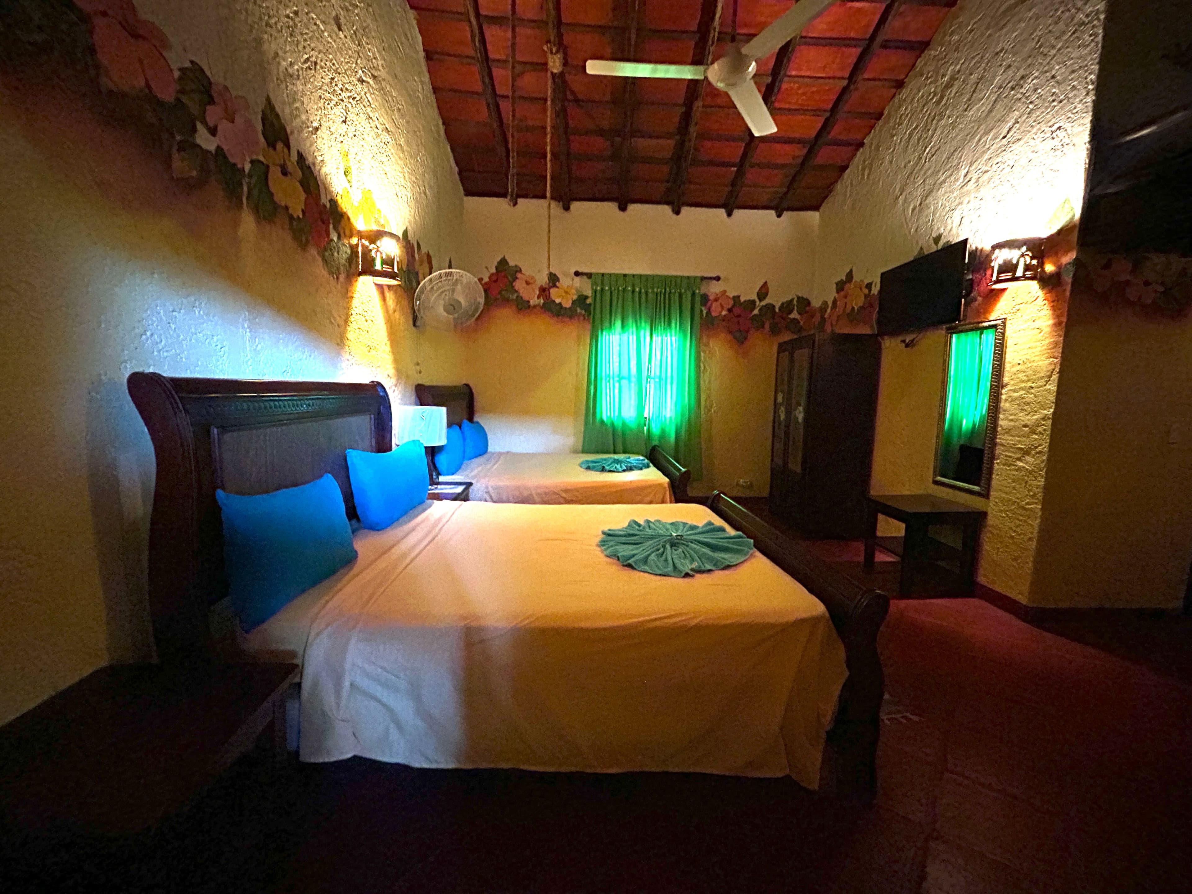 Hotel im mexikanischen Stil mit 21 Zimmern und Innenhofpool in Sosúa — Gästezimmer