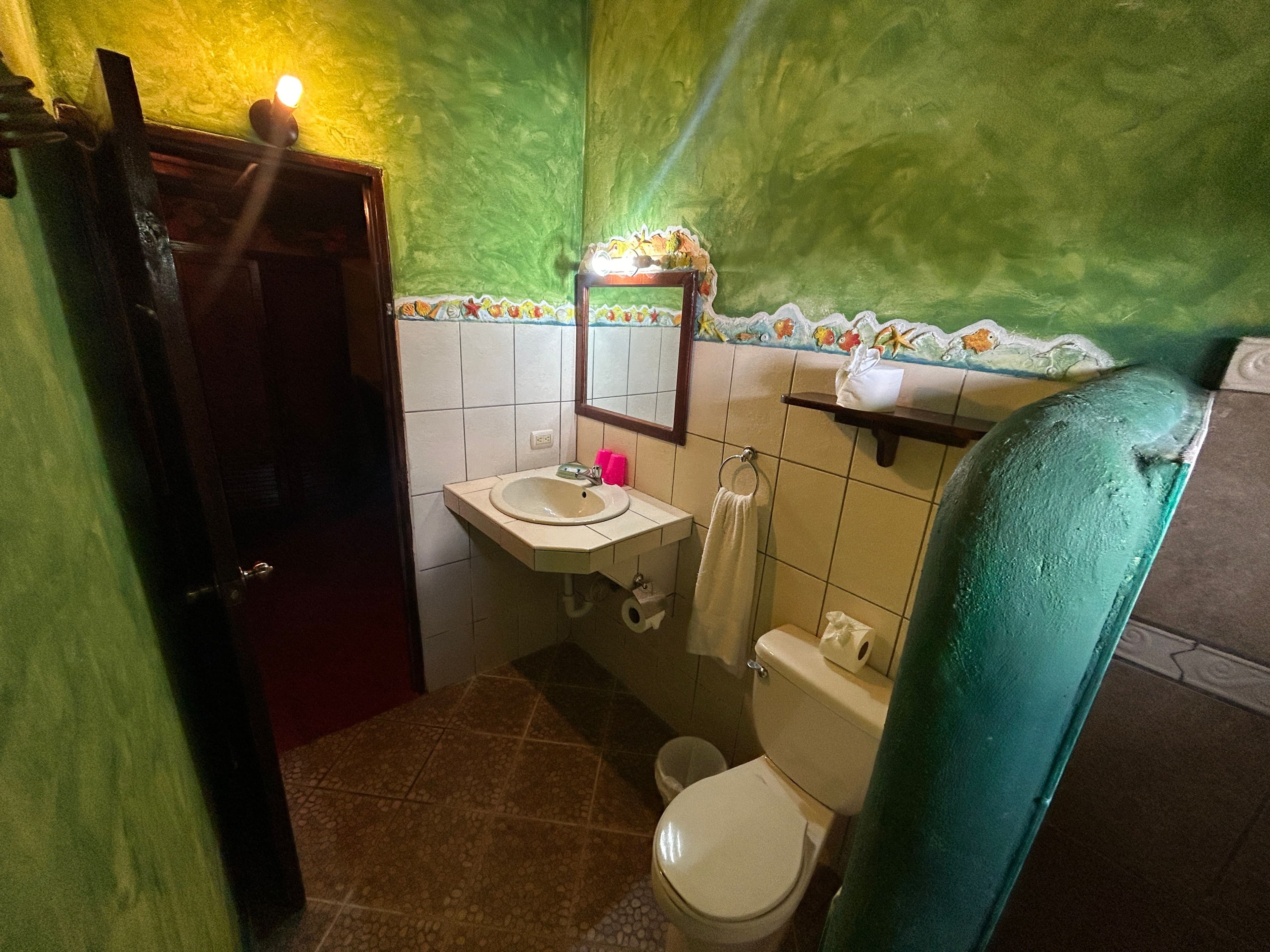 Hotel im mexikanischen Stil mit 21 Zimmern und Innenhofpool in Sosúa — Bad