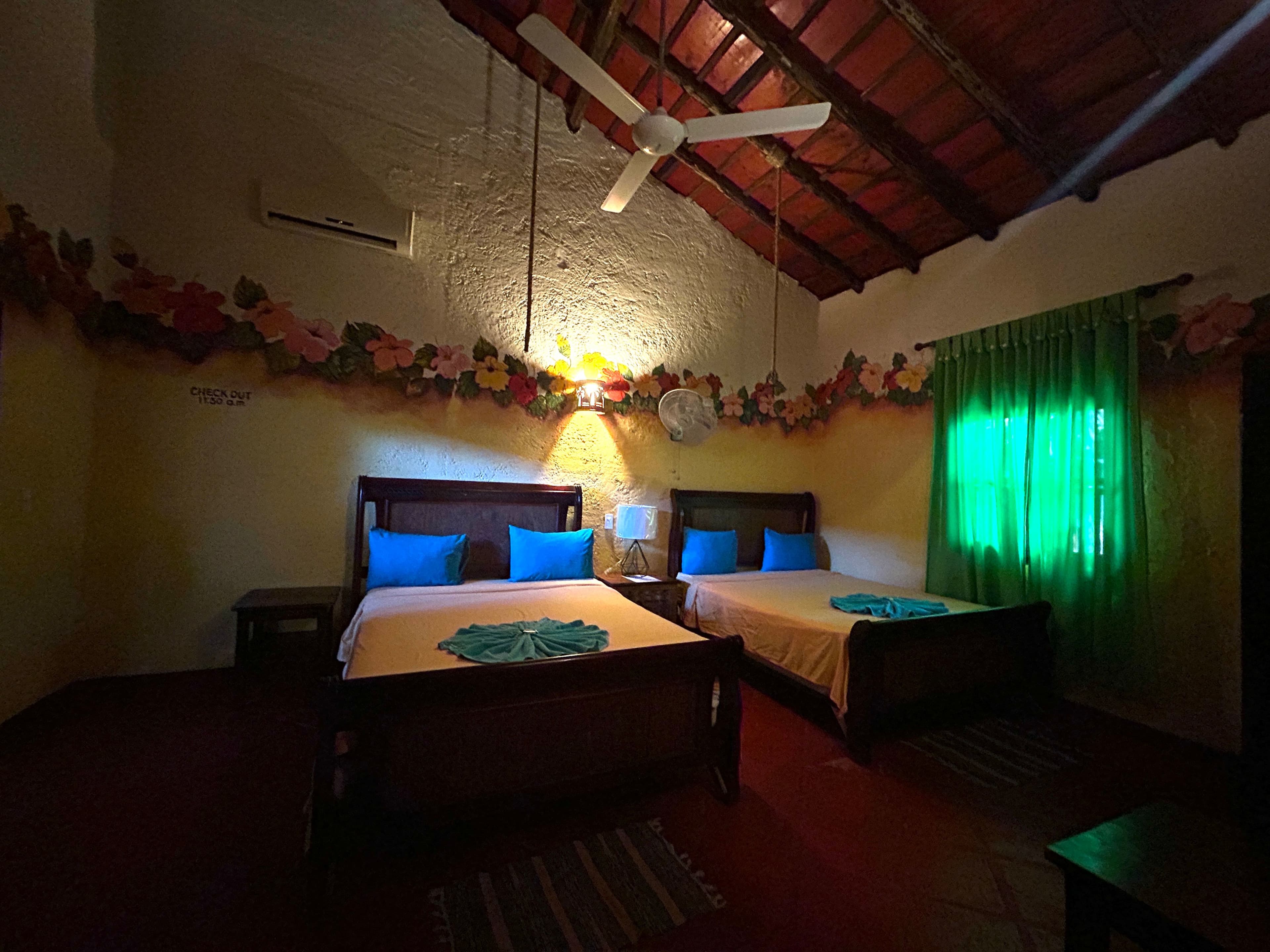 Hotel im mexikanischen Stil mit 21 Zimmern und Innenhofpool in Sosúa — Gästezimmer