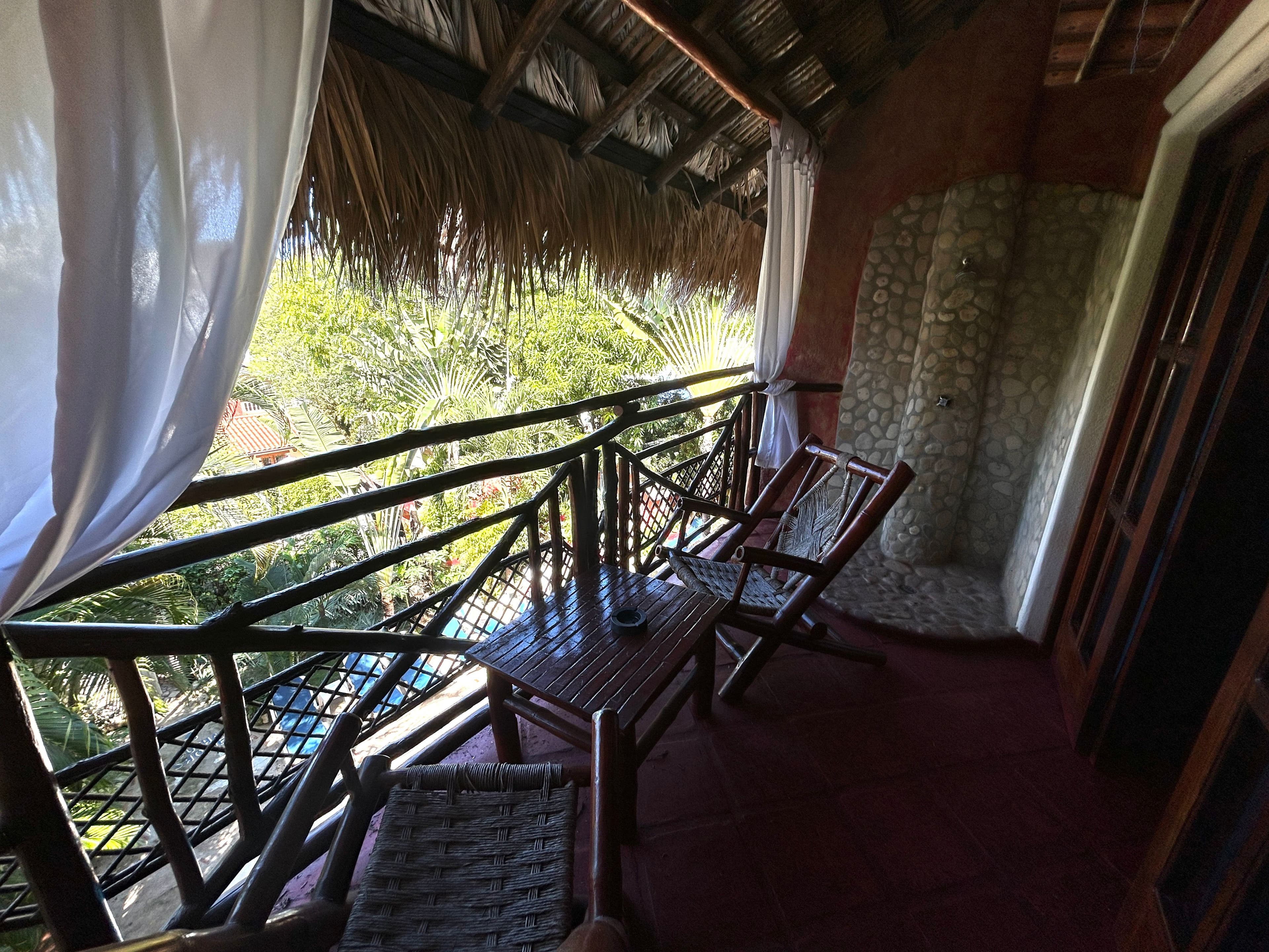 Hotel im mexikanischen Stil mit 21 Zimmern und Innenhofpool in Sosúa — Balkon