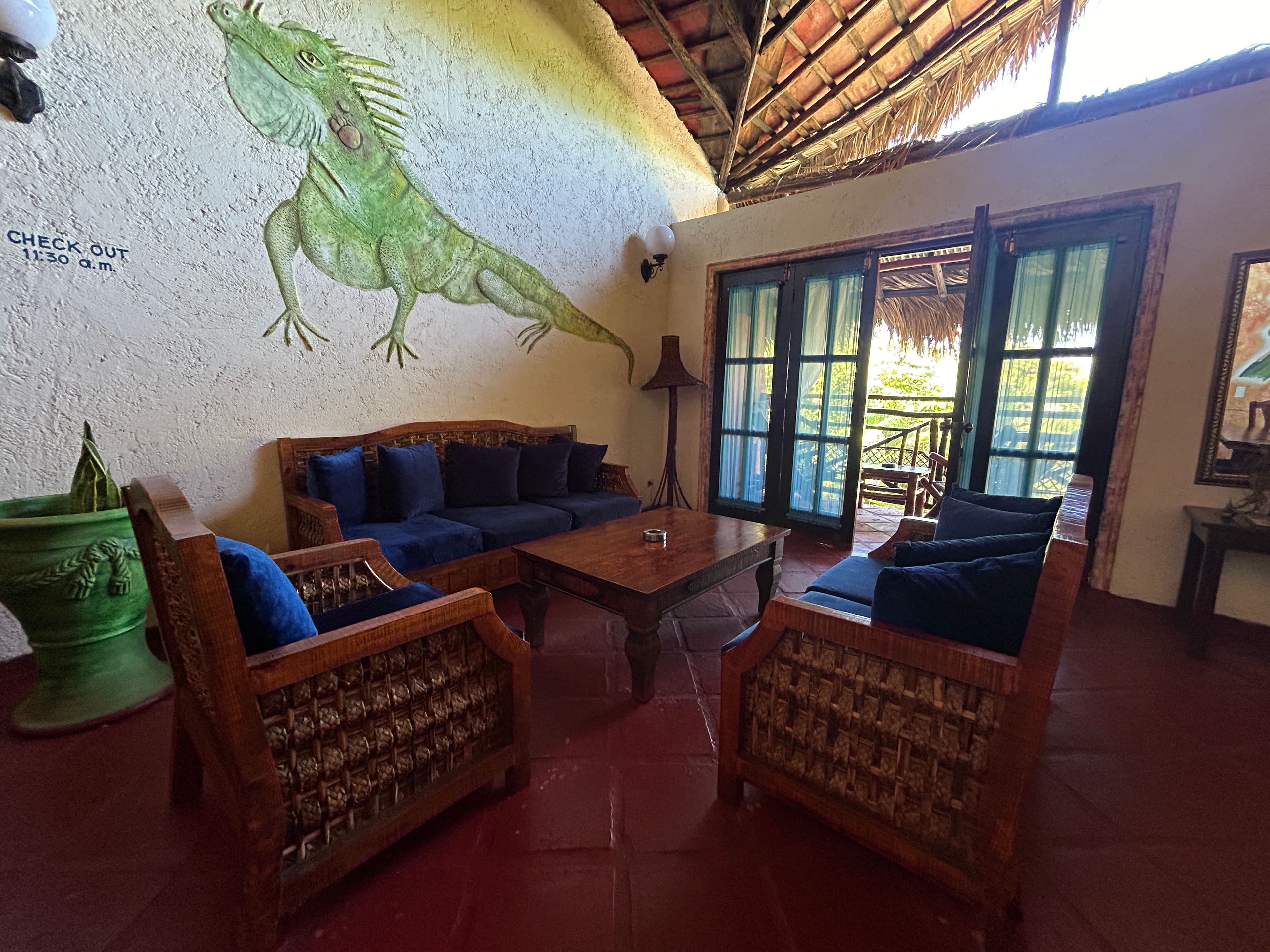 Hotel im mexikanischen Stil mit 21 Zimmern und Innenhofpool in Sosúa — Wohnzimmer