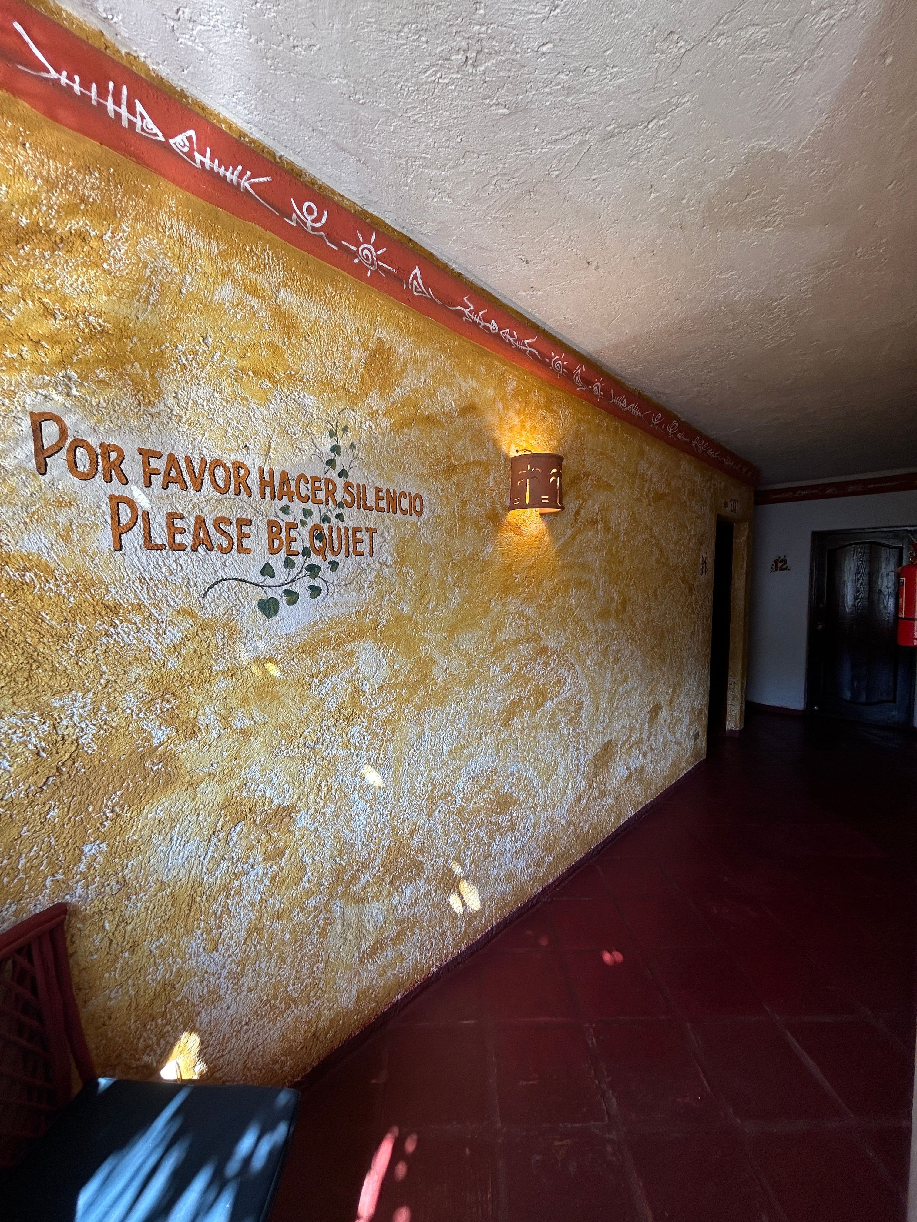 Hotel im mexikanischen Stil mit 21 Zimmern und Innenhofpool in Sosúa — Flur
