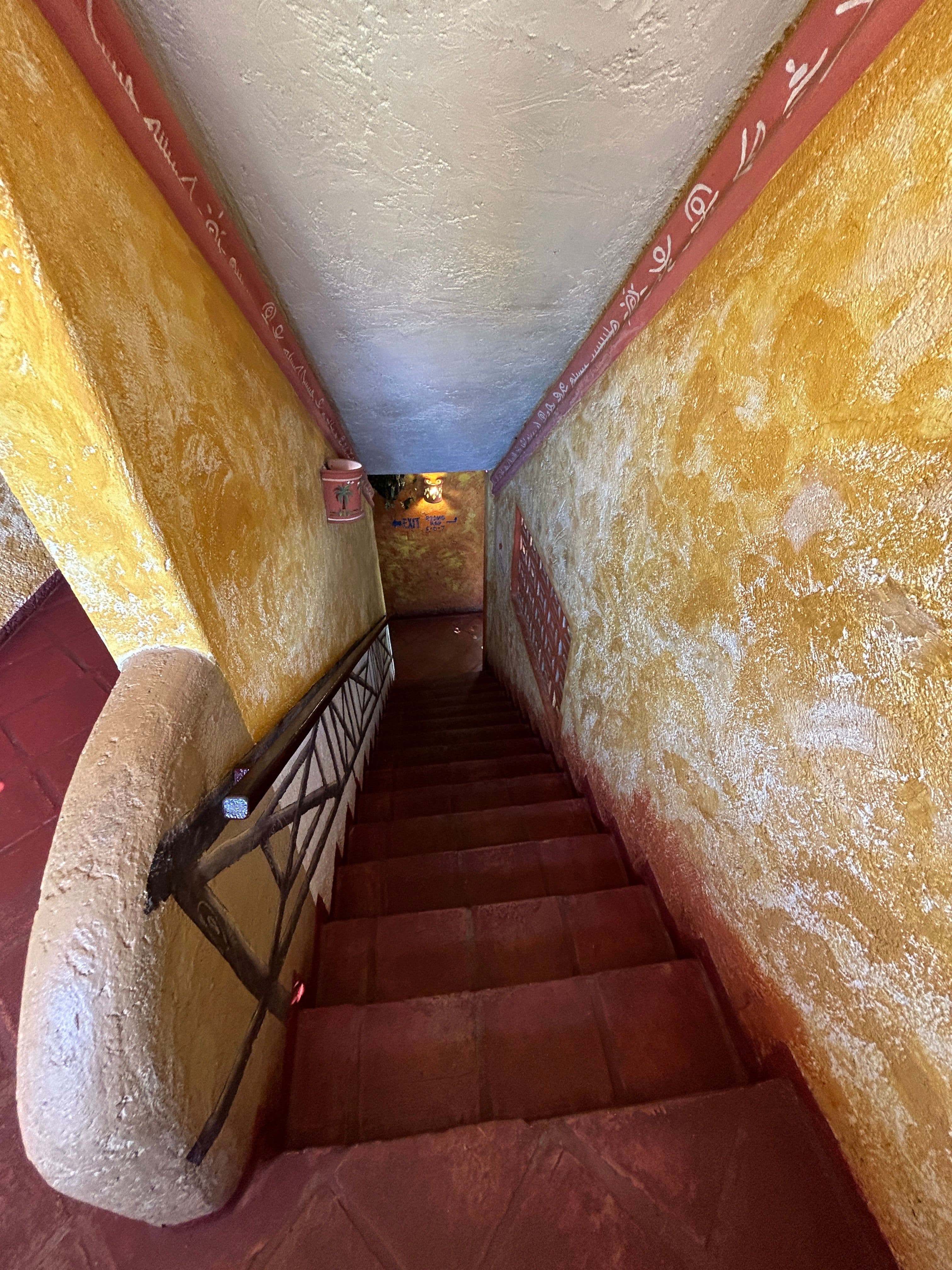 Hotel im mexikanischen Stil mit 21 Zimmern und Innenhofpool in Sosúa — Treppenhaus