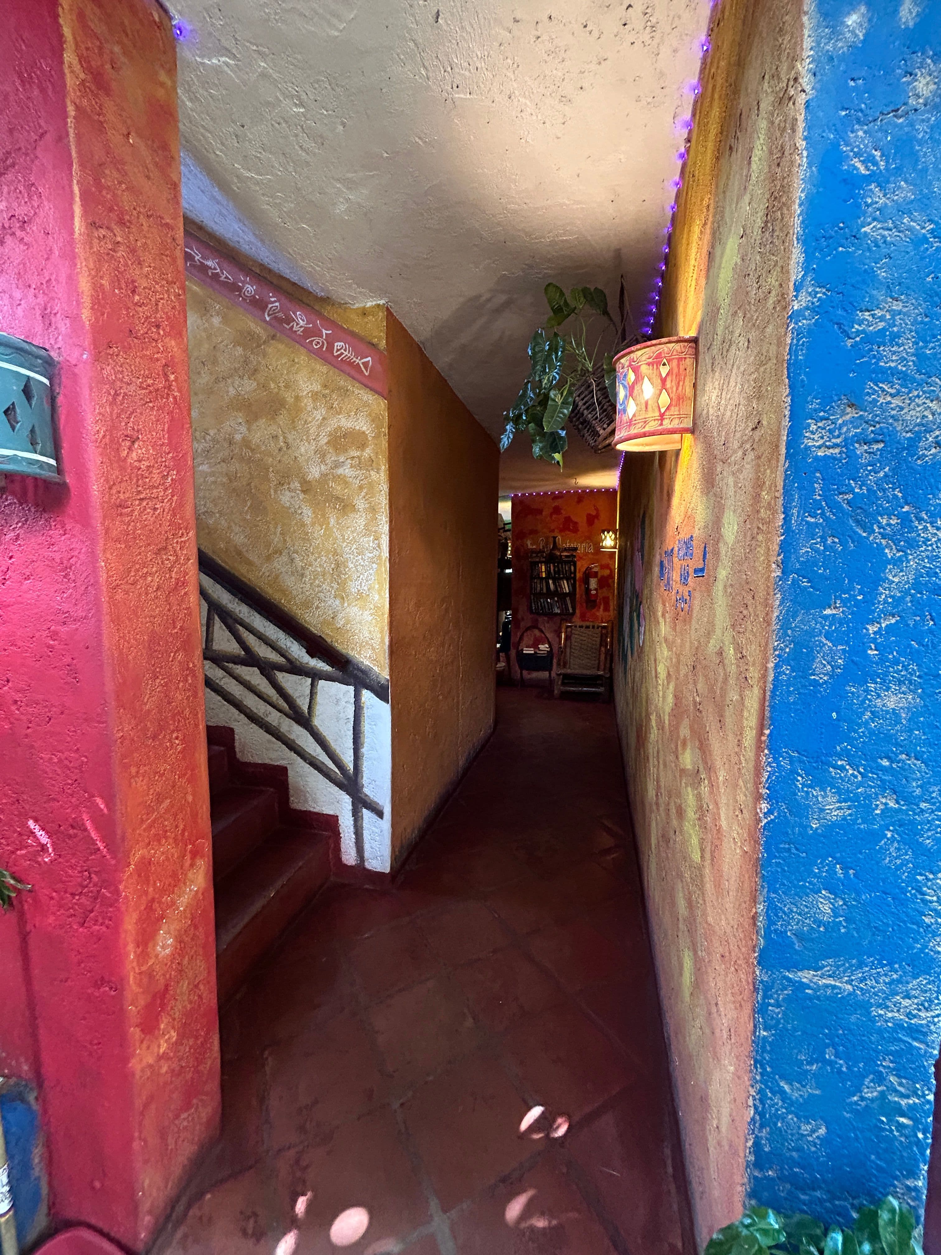 Hotel im mexikanischen Stil mit 21 Zimmern und Innenhofpool in Sosúa — Flur