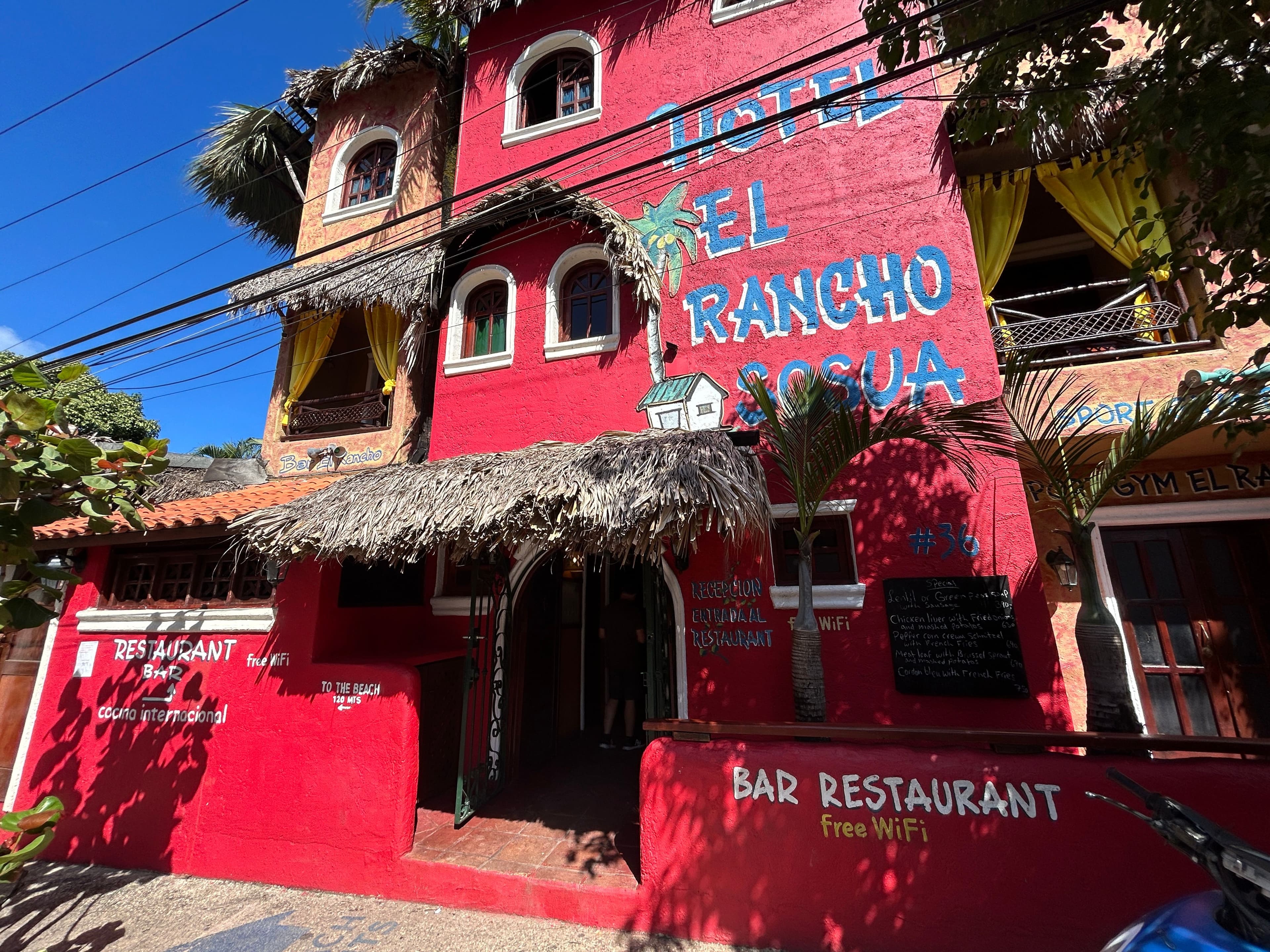 Hotel im mexikanischen Stil mit 21 Zimmern und Innenhofpool in Sosúa — Gebäude
