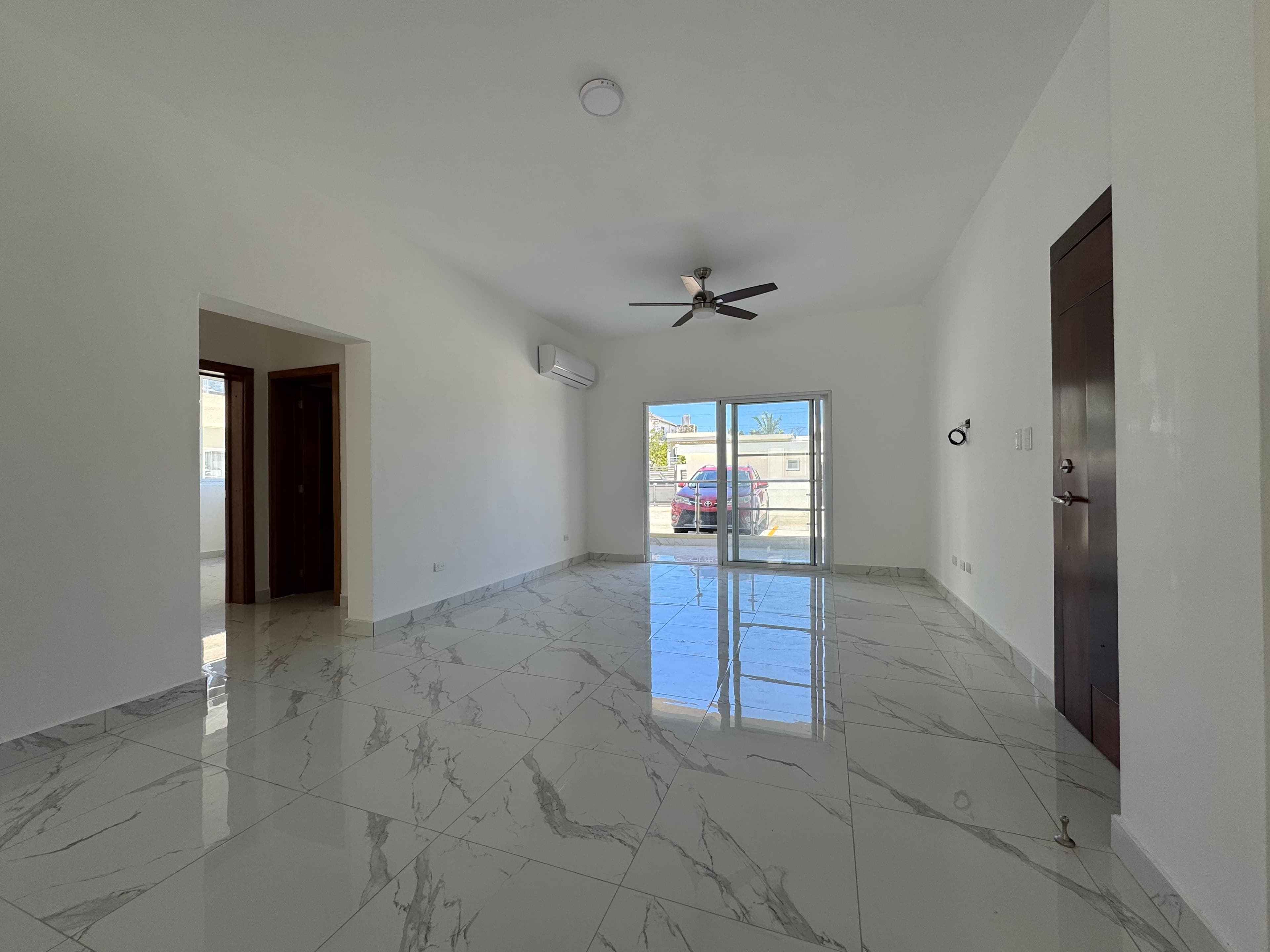 2-Bedroom Apartment with owner financing for sale — Offener Wohn-/Essbereich