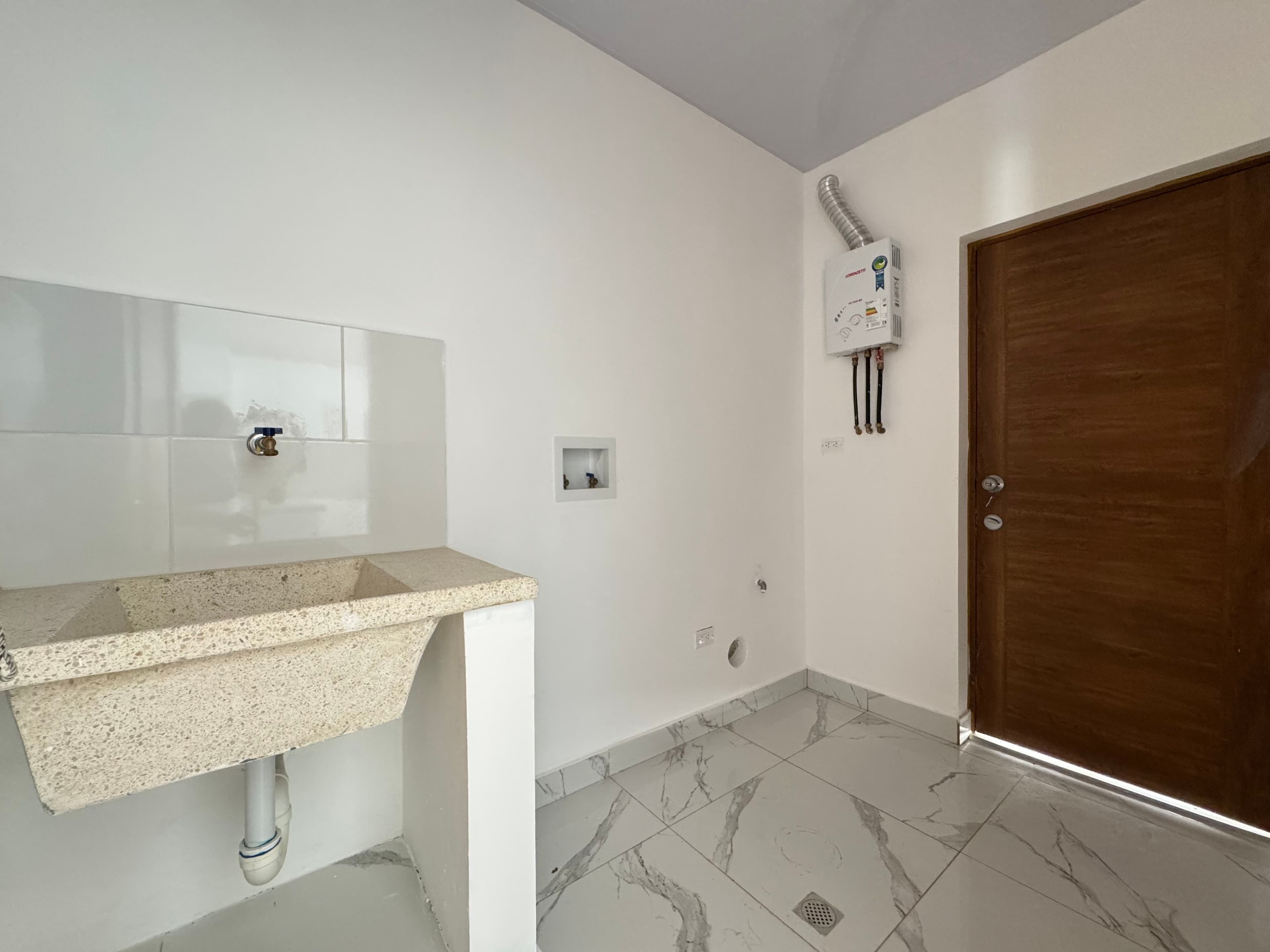 Wohnung mit 2 Schlafzimmern plus Penthouse-Studio mit Dachterrasse in Sosúa — Hauswirtschaftsraum