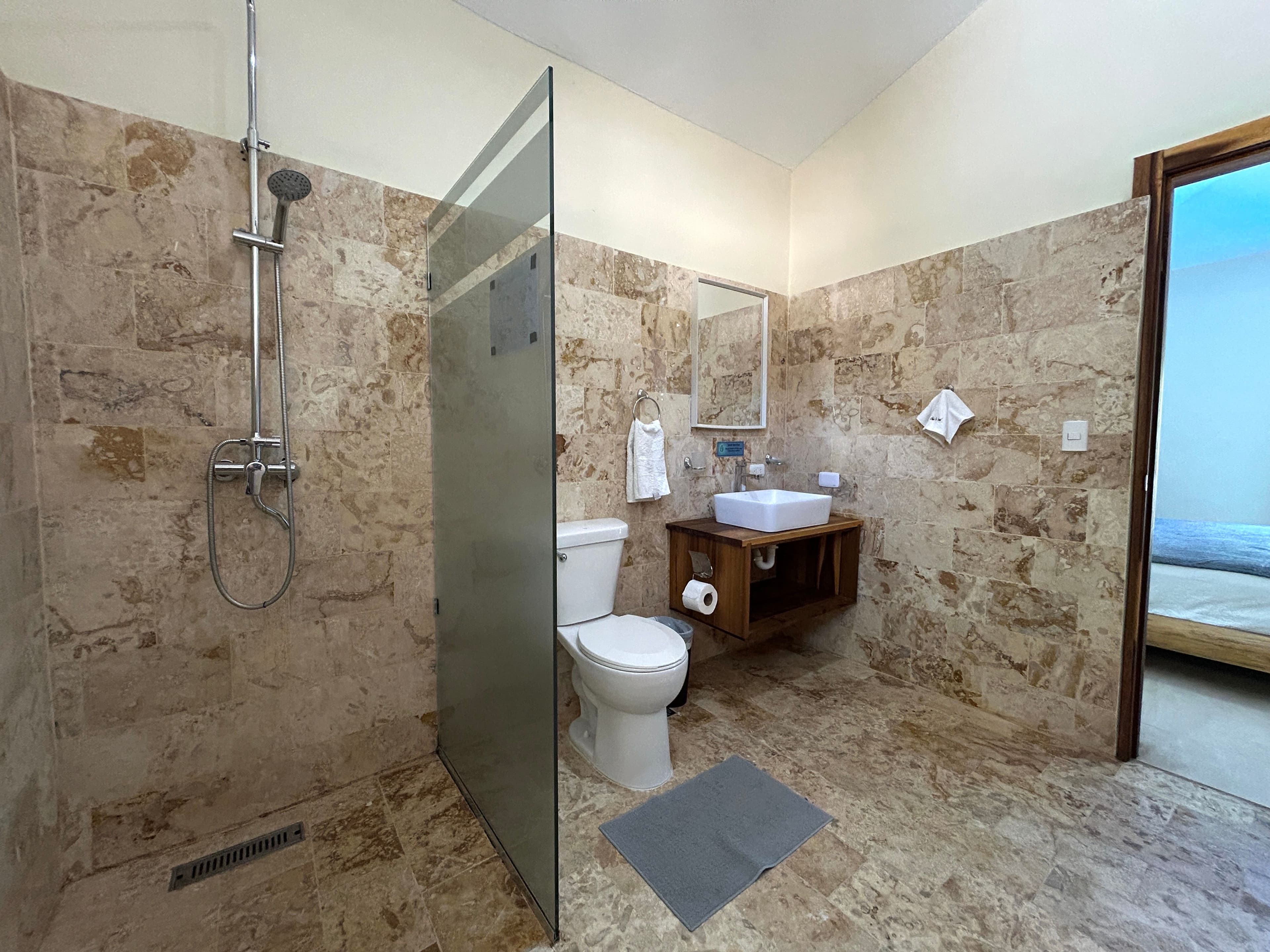 9-Bedroom Villa with Pool and Jacuzzi Near Laguna Beach in Sosúa، الصورة 8