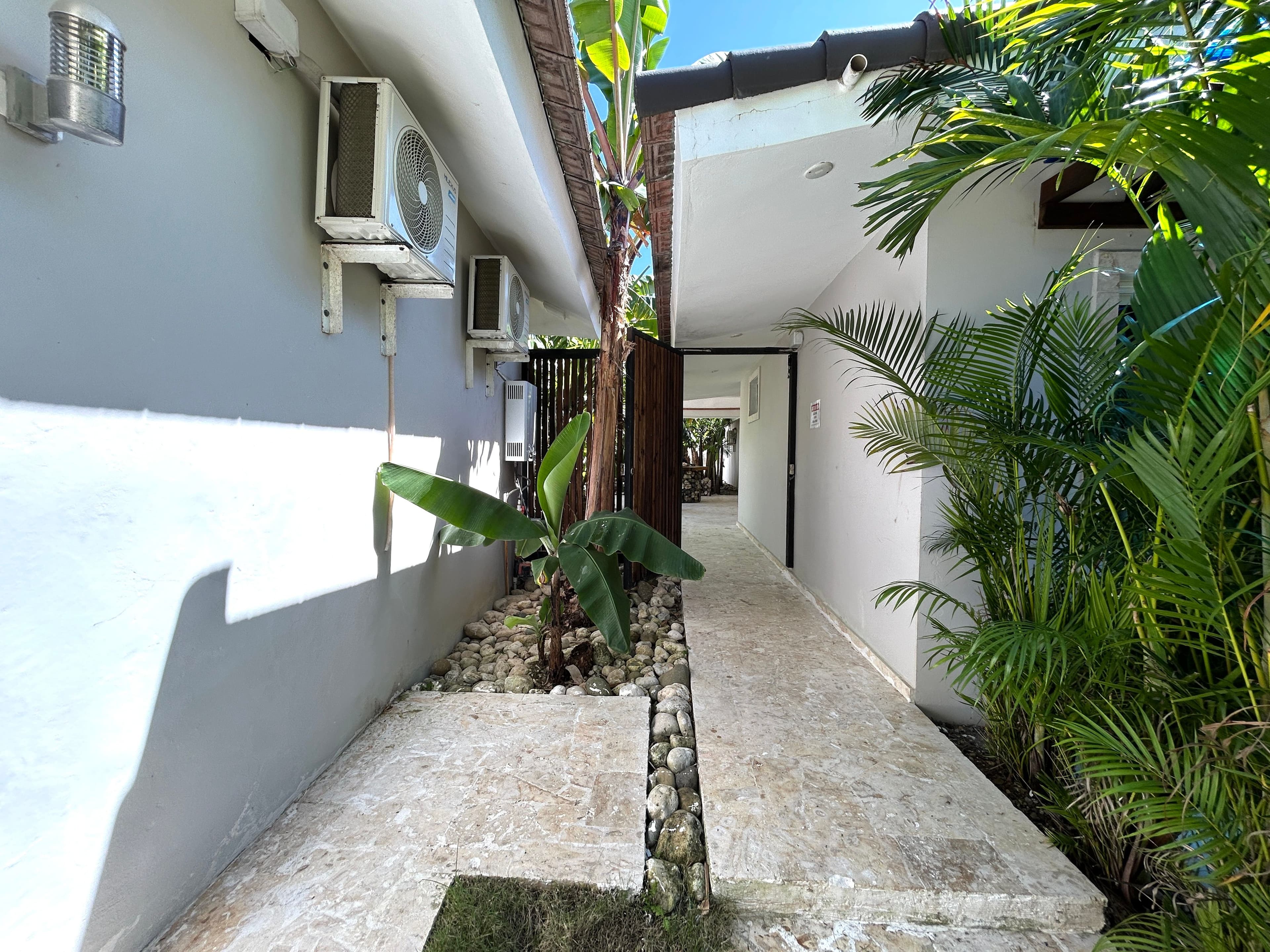 9-Bedroom Villa with Pool and Jacuzzi Near Laguna Beach in Sosúa — Hallway