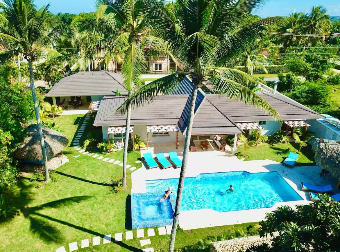 9-Bedroom Villa with Pool and Jacuzzi Near Laguna Beach in Sosúa — Exterior