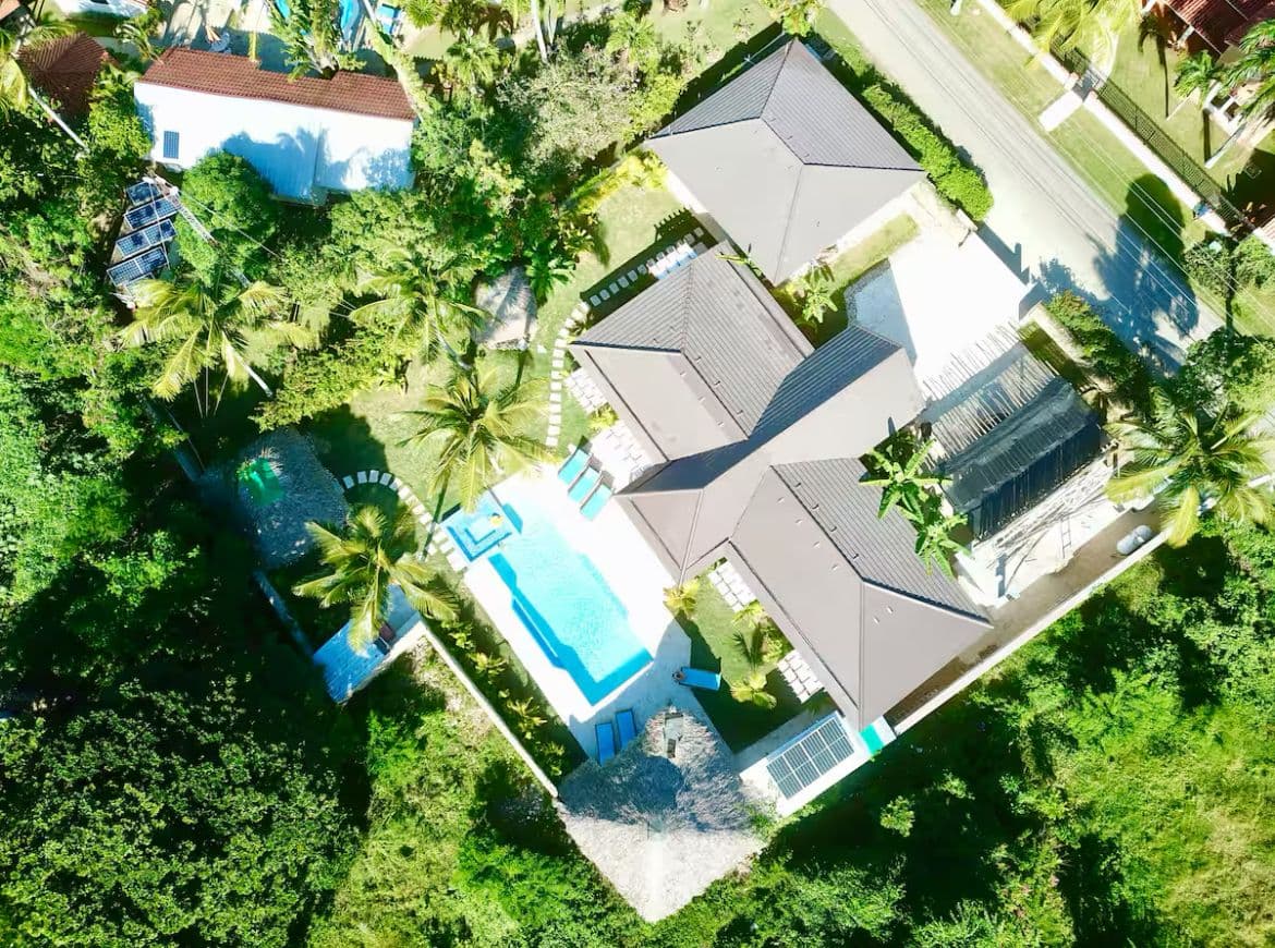9-Bedroom Villa with Pool and Jacuzzi Near Laguna Beach in Sosúa — Exterior