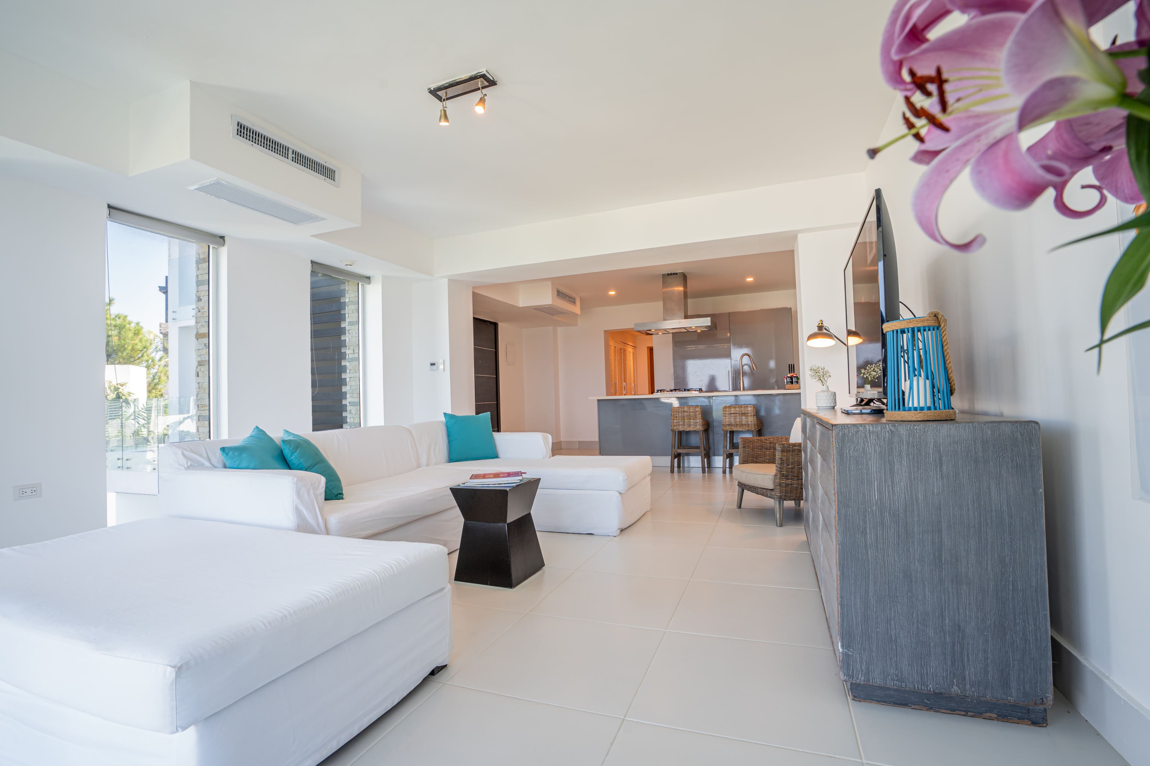Квартира с 1 спальней на пятом этаже с видом на океан в Sosúa — Open living & dining area