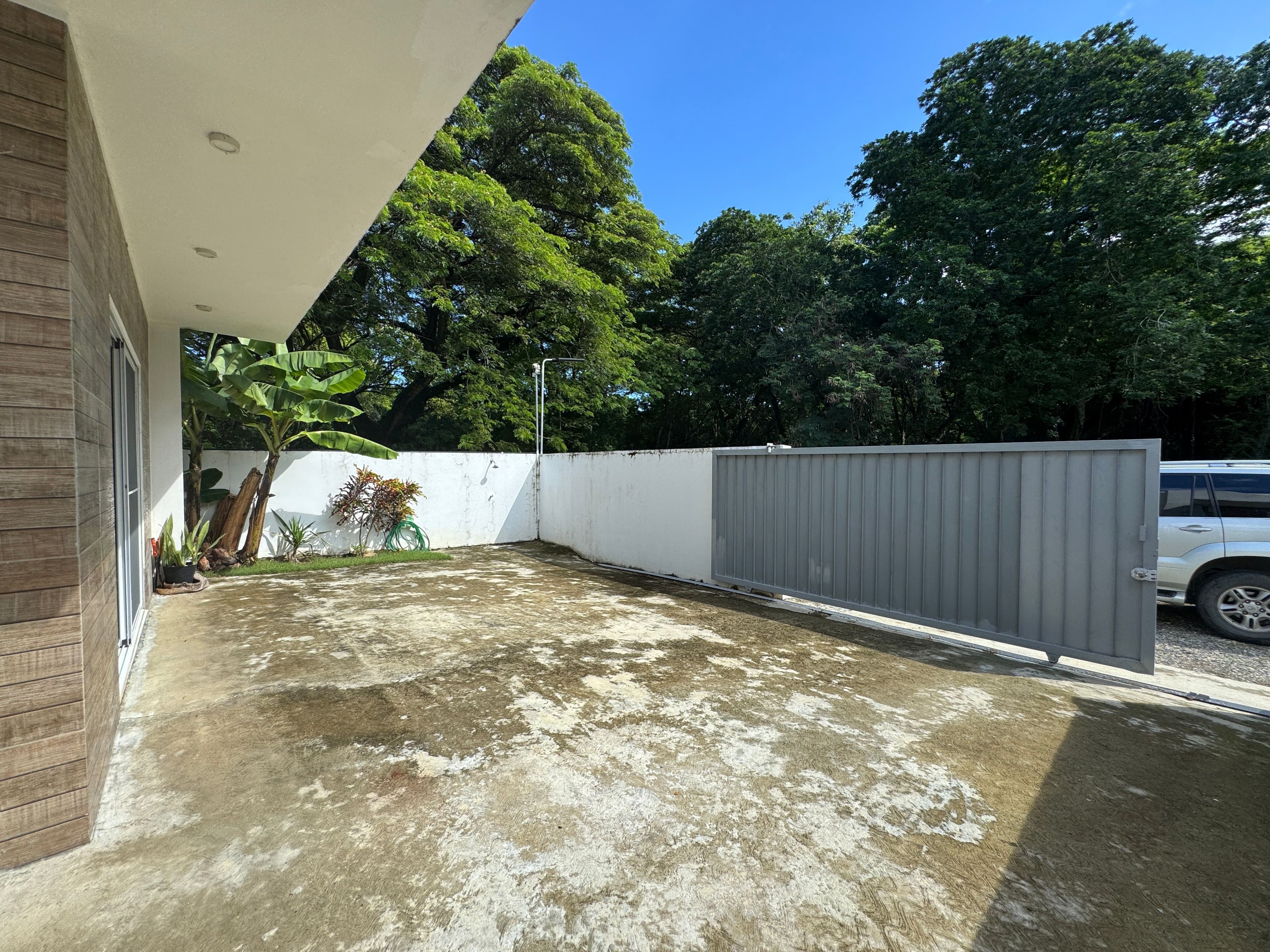 Stadthaus mit 3 Schlafzimmern und privatem Pool im Zentrum von Sosúa — Einfahrt & Stellplatz