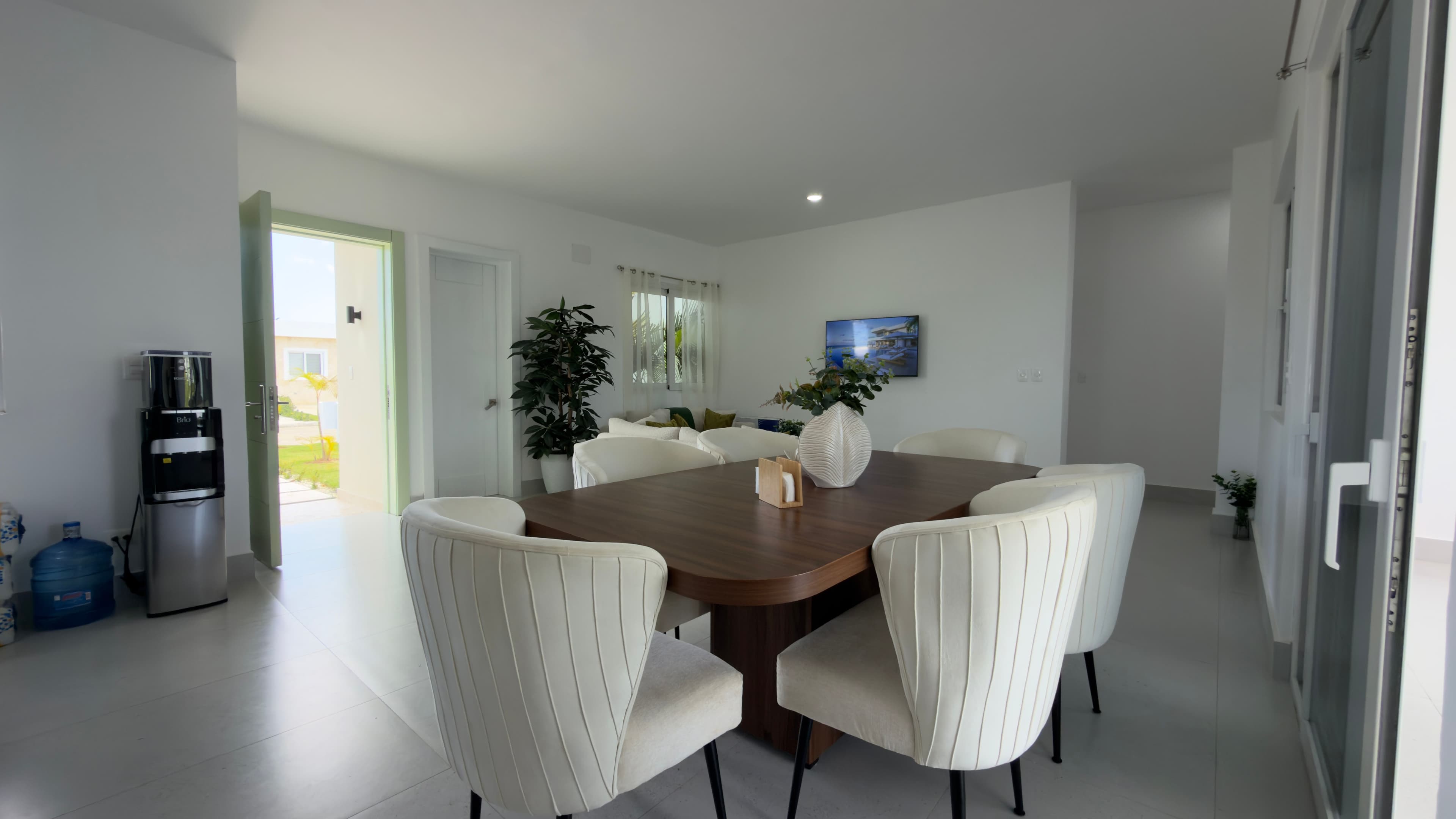 3-Bedroom Furnished Villa with Private Pool in Sosúa Ocean Village — Dining room