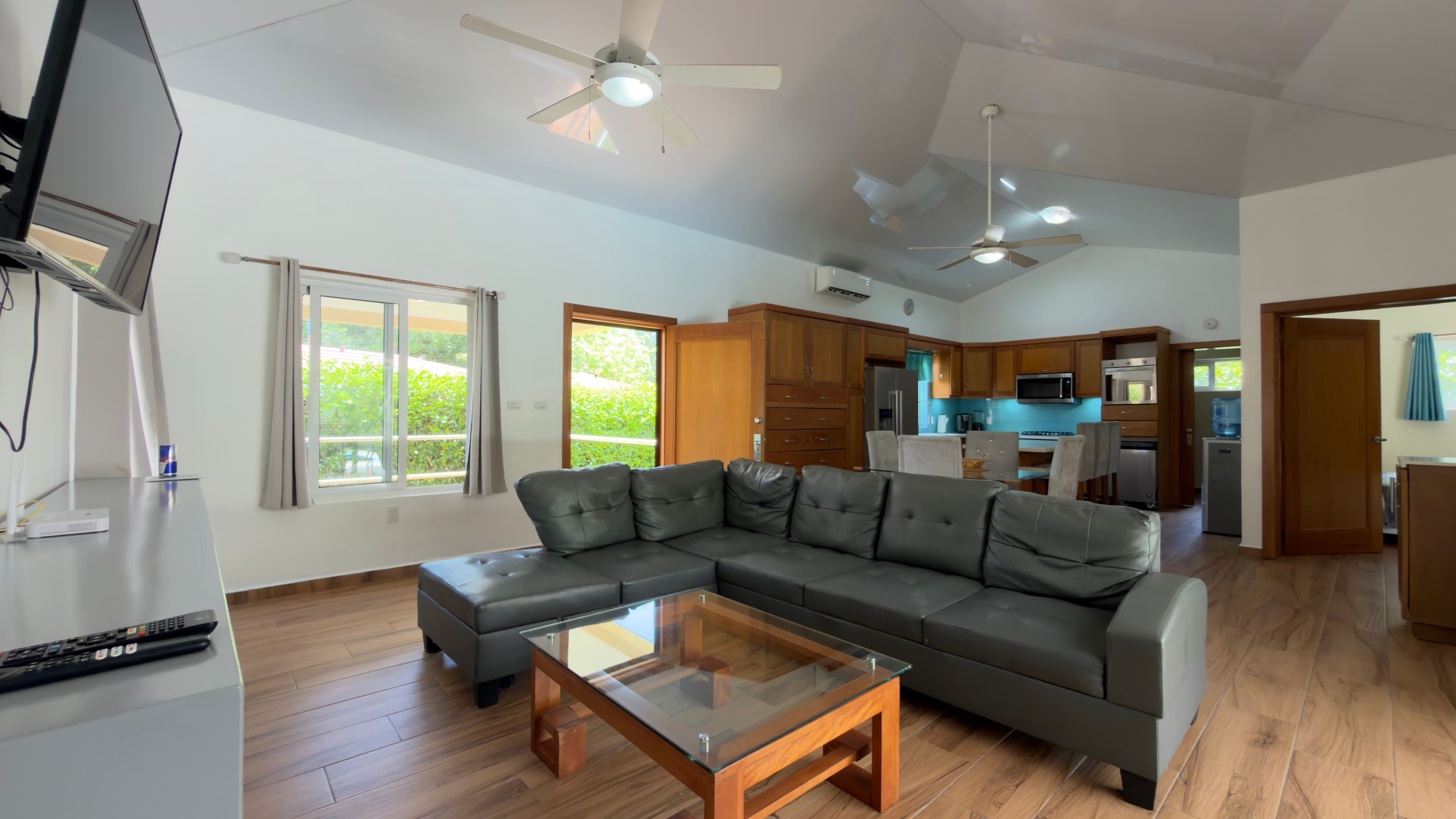 Schlüsselfertige Villa mit 3 Schlafzimmern und privatem Pool in Sosúa Ocean Village — Offener Wohn-/Essbereich