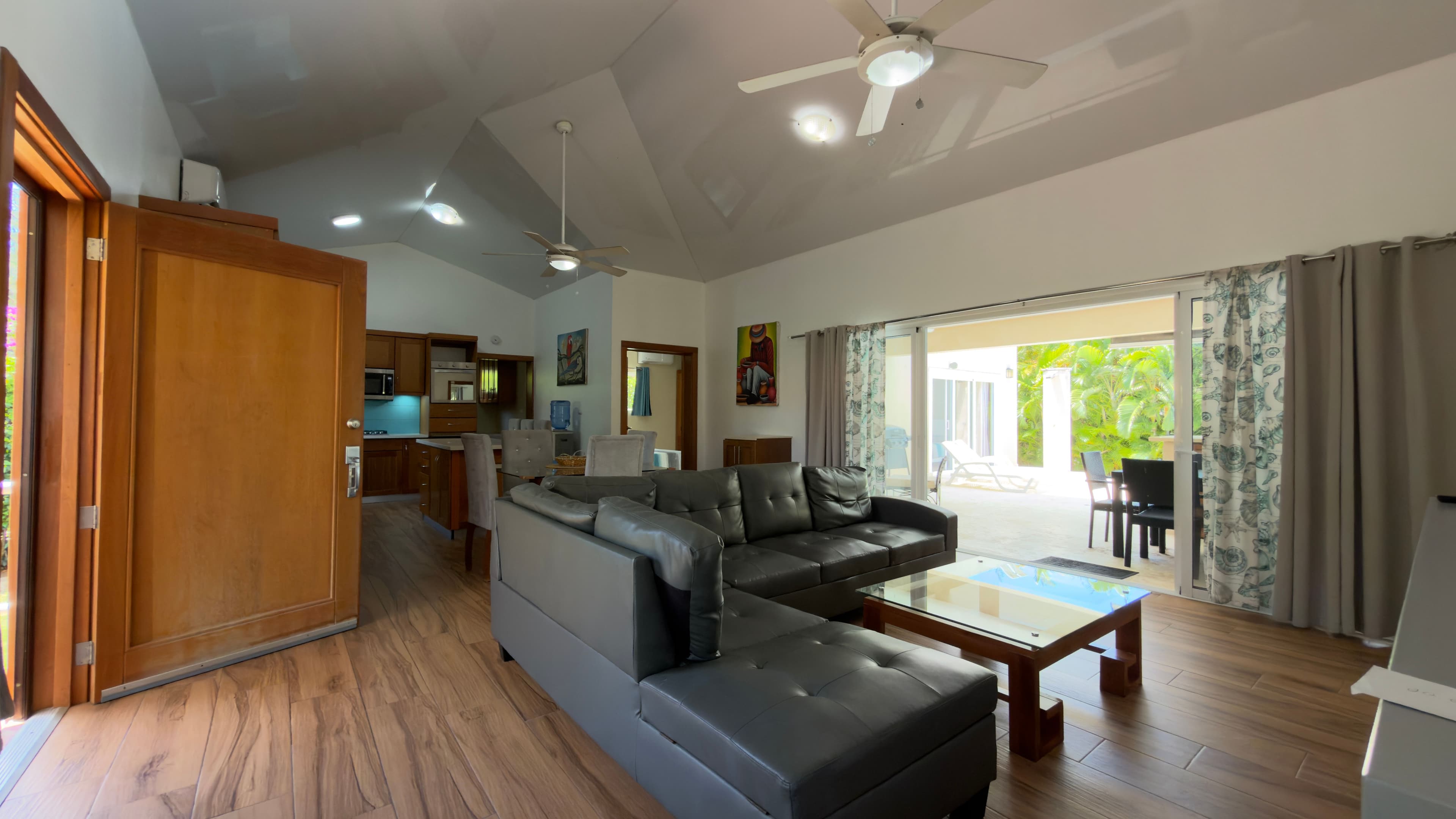 Schlüsselfertige Villa mit 3 Schlafzimmern und privatem Pool in Sosúa Ocean Village — Offener Wohn-/Essbereich