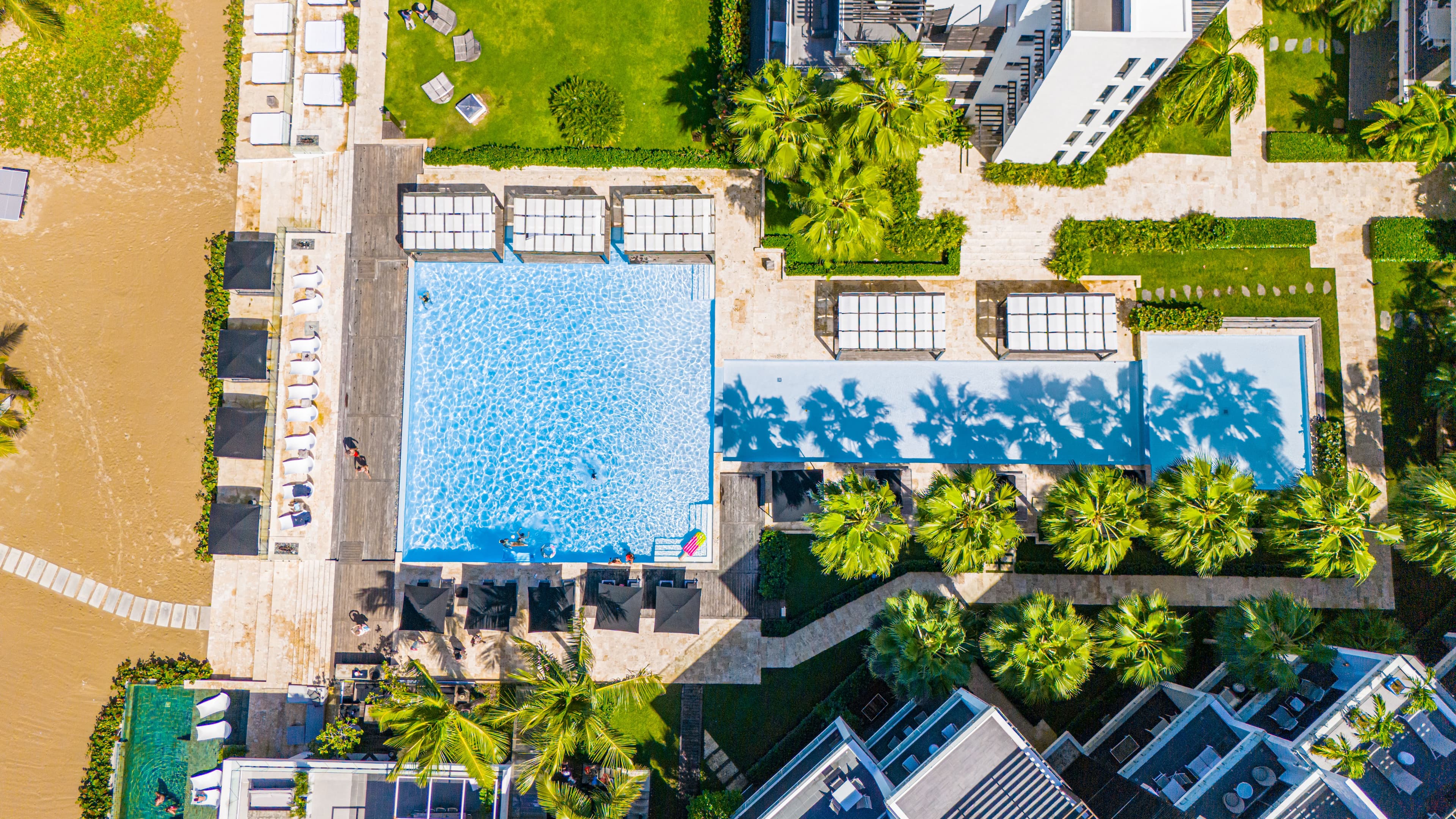 3-Bedroom Oceanfront Apartment with Private Terrace in Sosúa — مسبح
