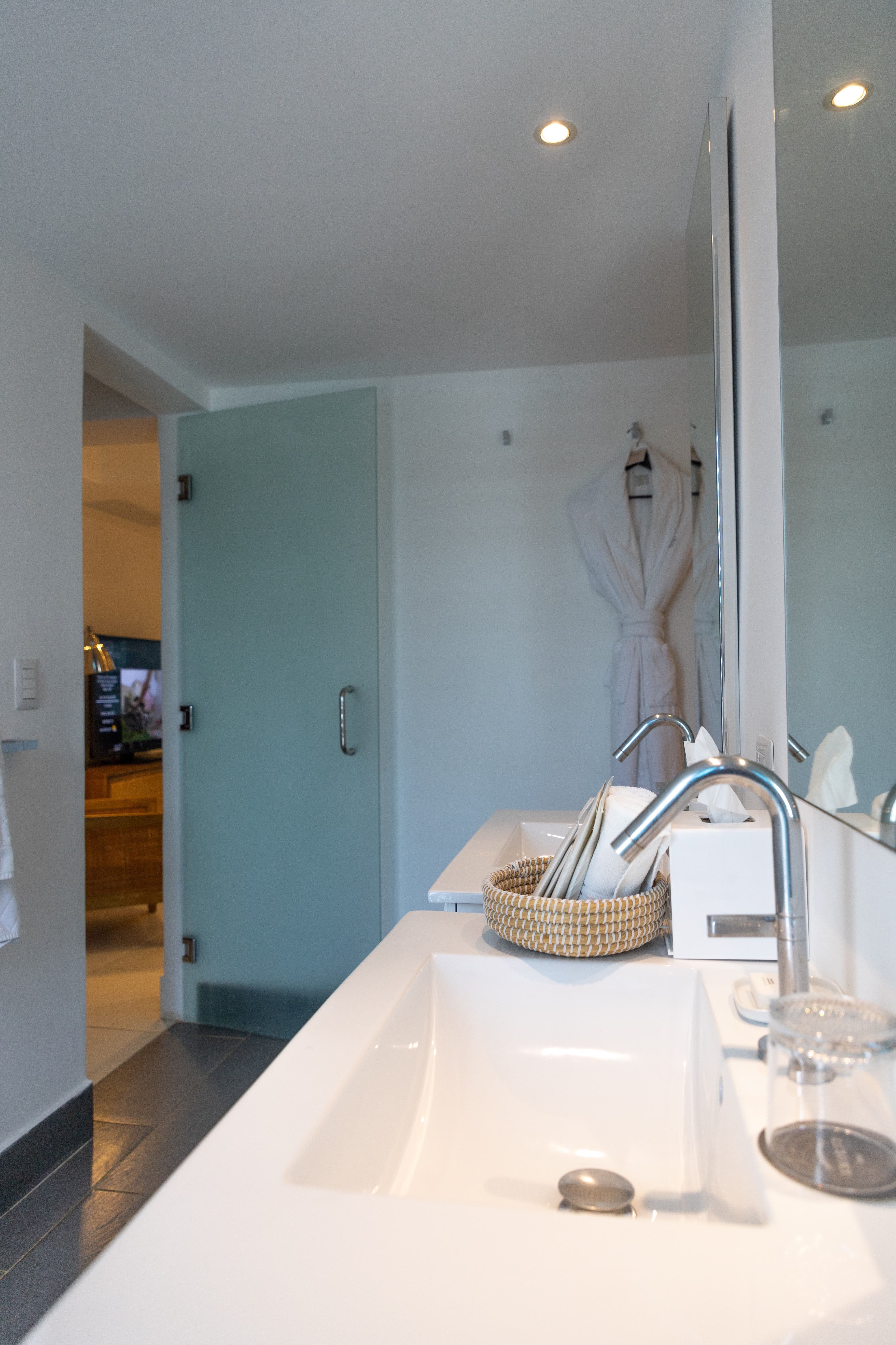 1-Bedroom Ocean and Pool View Apartment in Sosúa — Bathroom