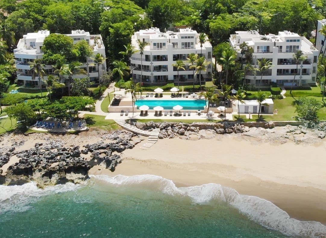 Appartement meublé 2 chambres à Infiniti Blu en bord de plage, Sosúa — Building
