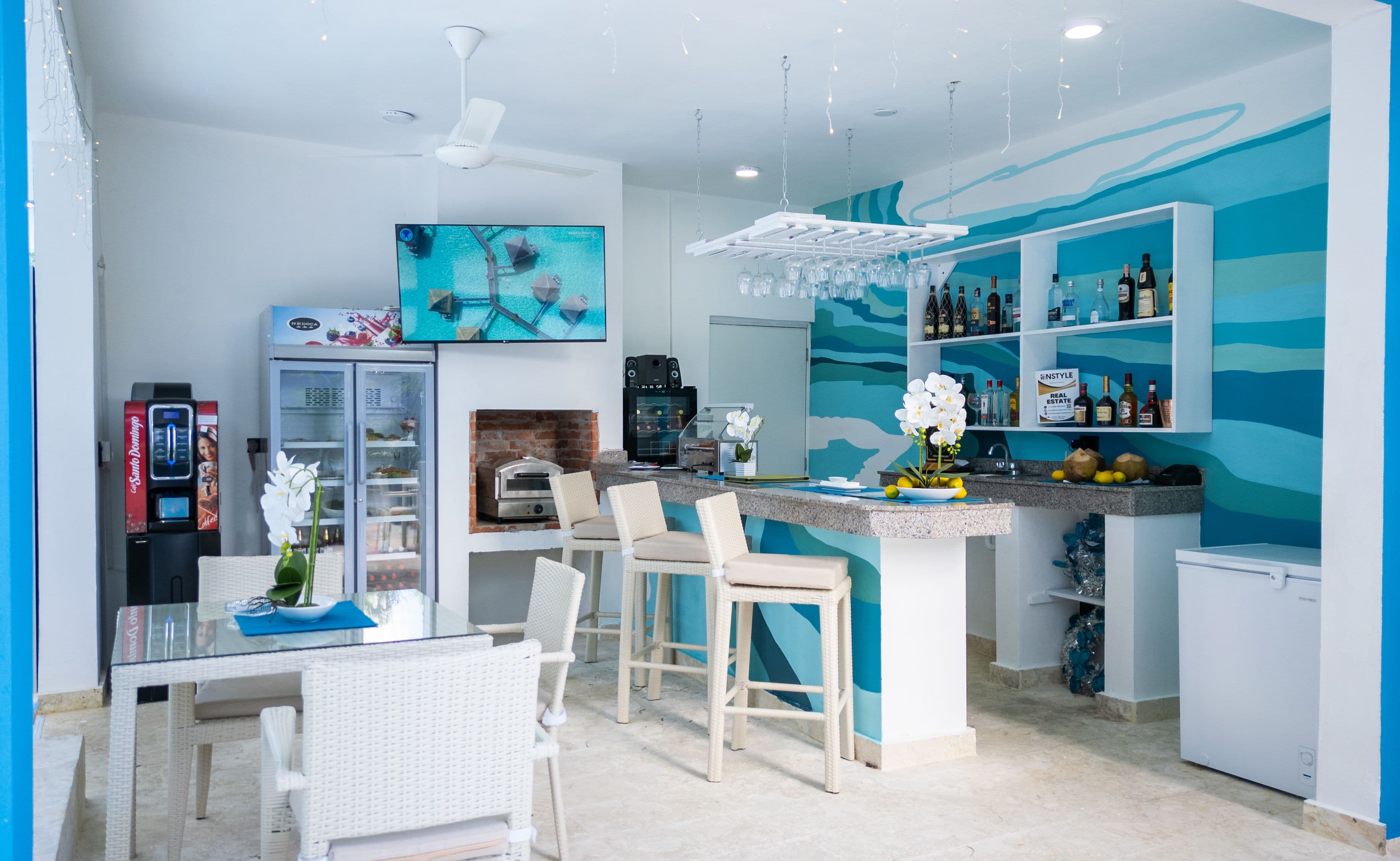 1-Bedroom Deluxe Rental Apartment with Pool and Gym in Sosúa — Restaurant & bar