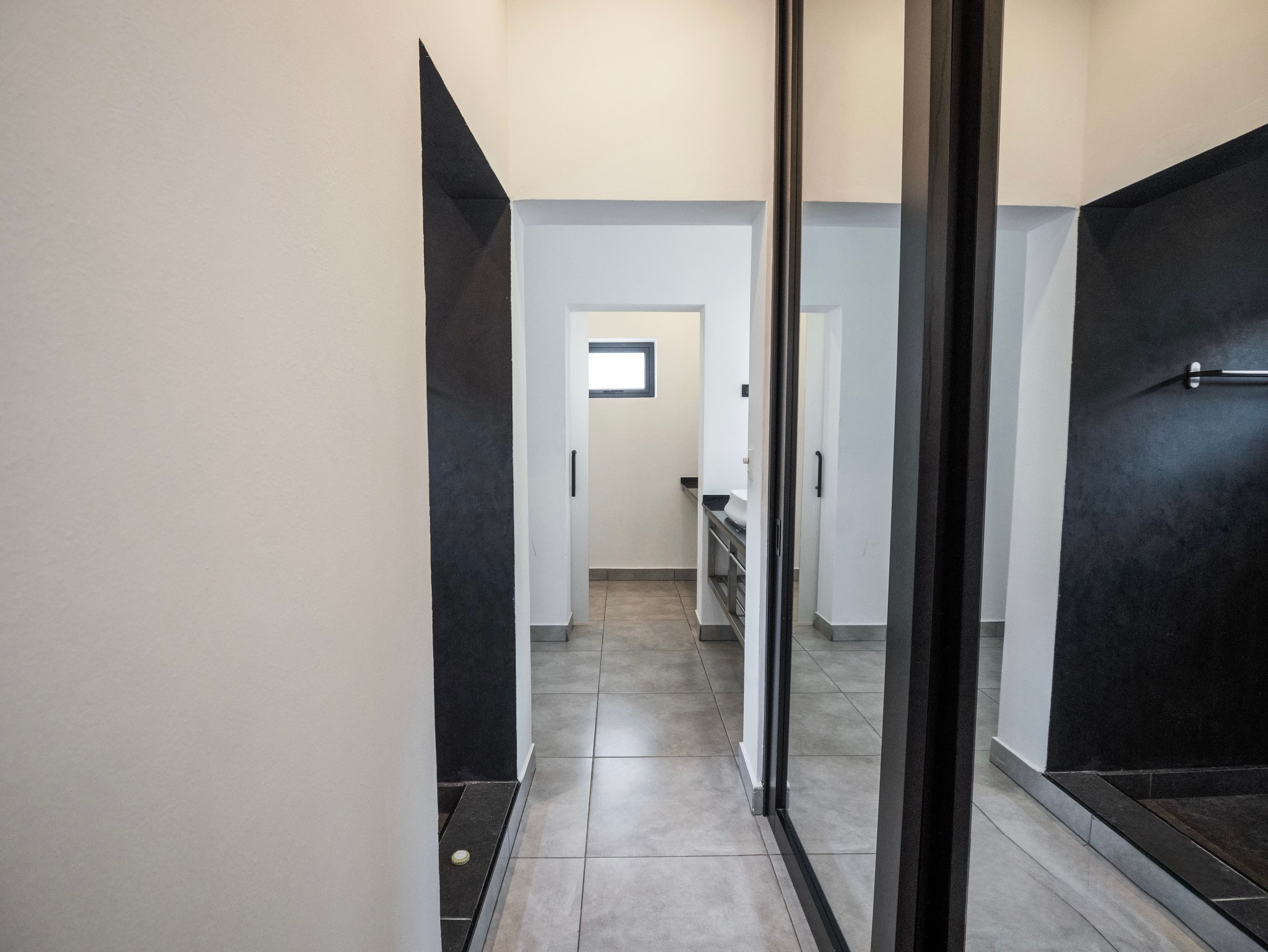 1-Bedroom Deluxe Rental Apartment with Pool and Gym in Sosúa — Hallway