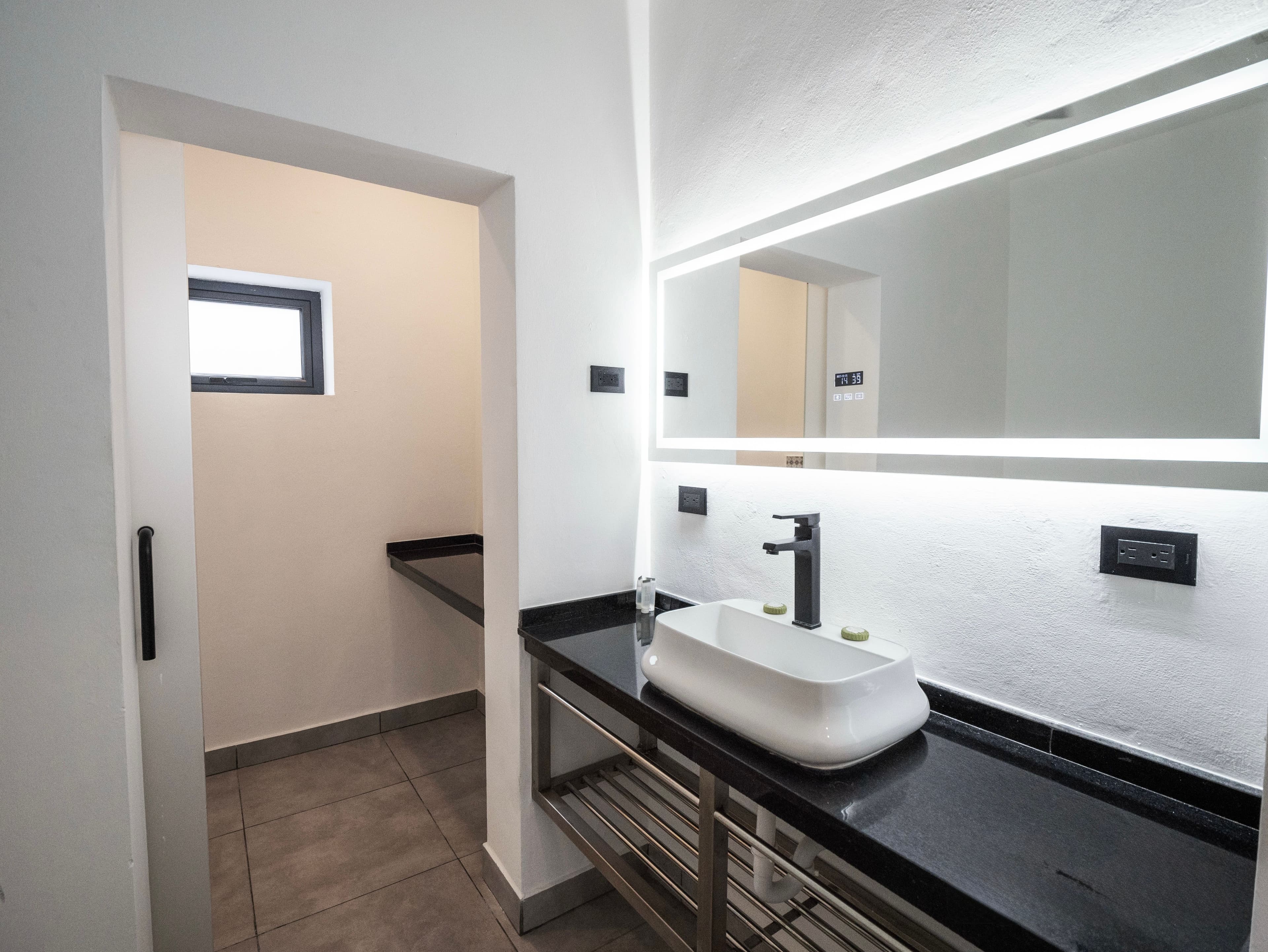 1-Bedroom Deluxe Rental Apartment with Pool and Gym in Sosúa — Bathroom