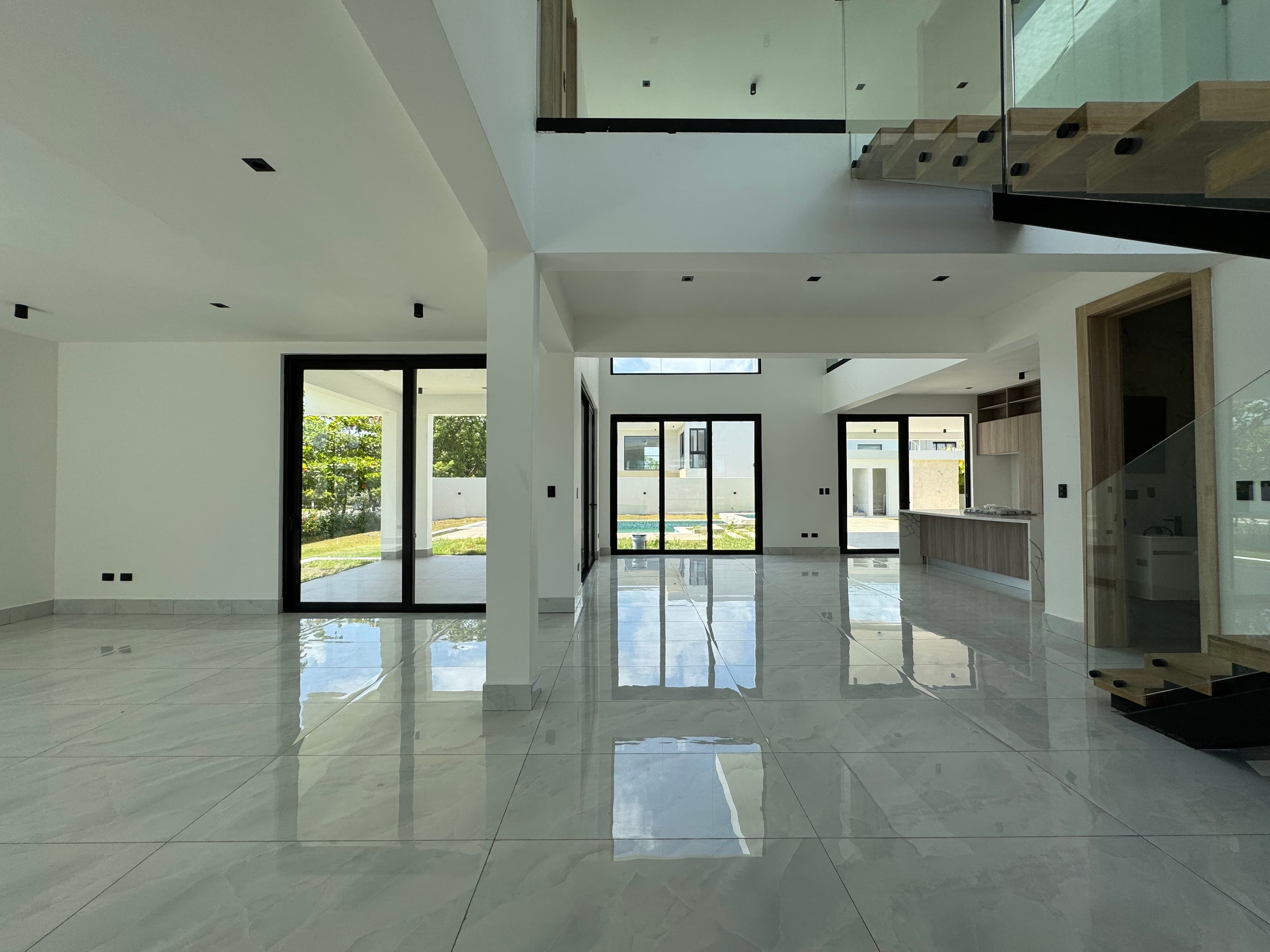 Вілла з 4 спальнями на завершальному етапі в Sosúa Ocean Village — Open living & dining area