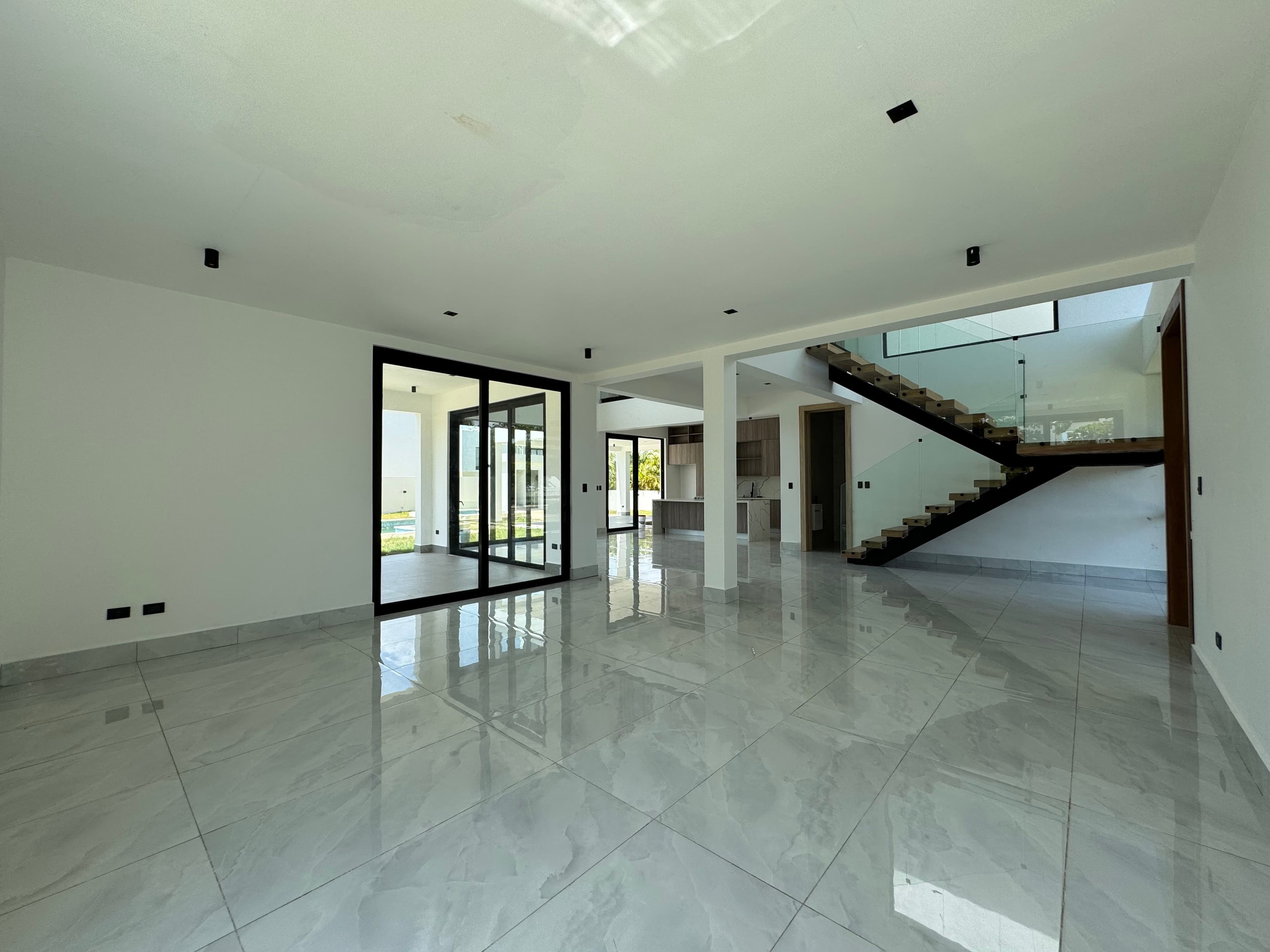 Вілла з 4 спальнями на завершальному етапі в Sosúa Ocean Village — Open living & dining area