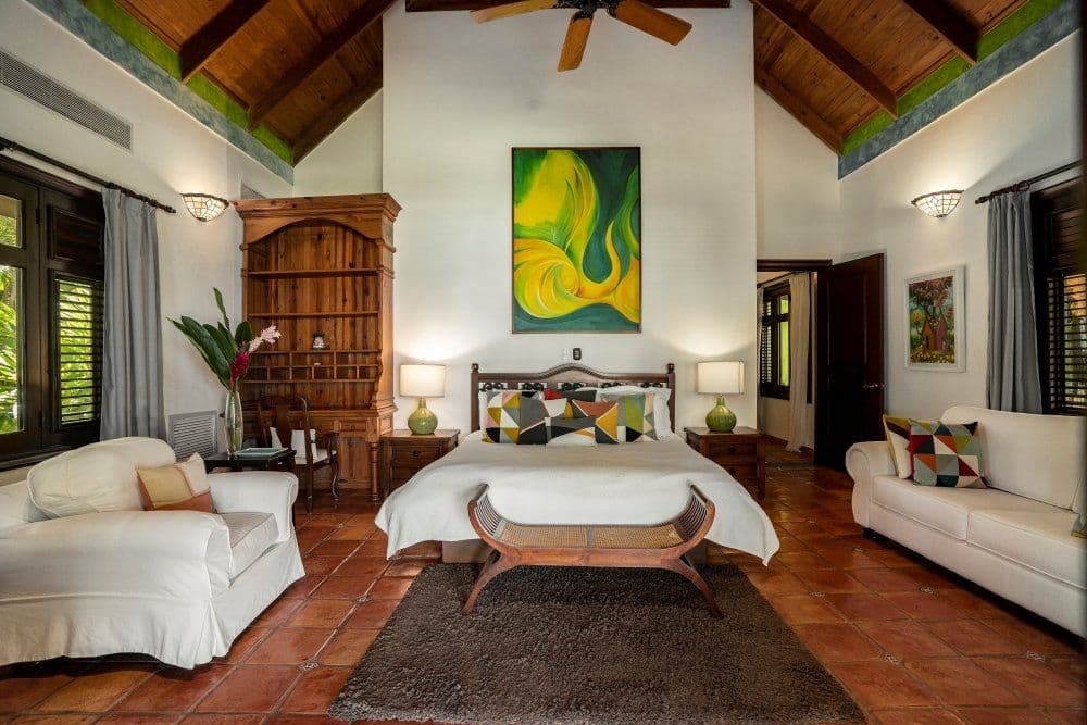 5-Bedroom Oceanfront Villa with 25 m Lap Pool in Sea Horse Ranch — Bedroom
